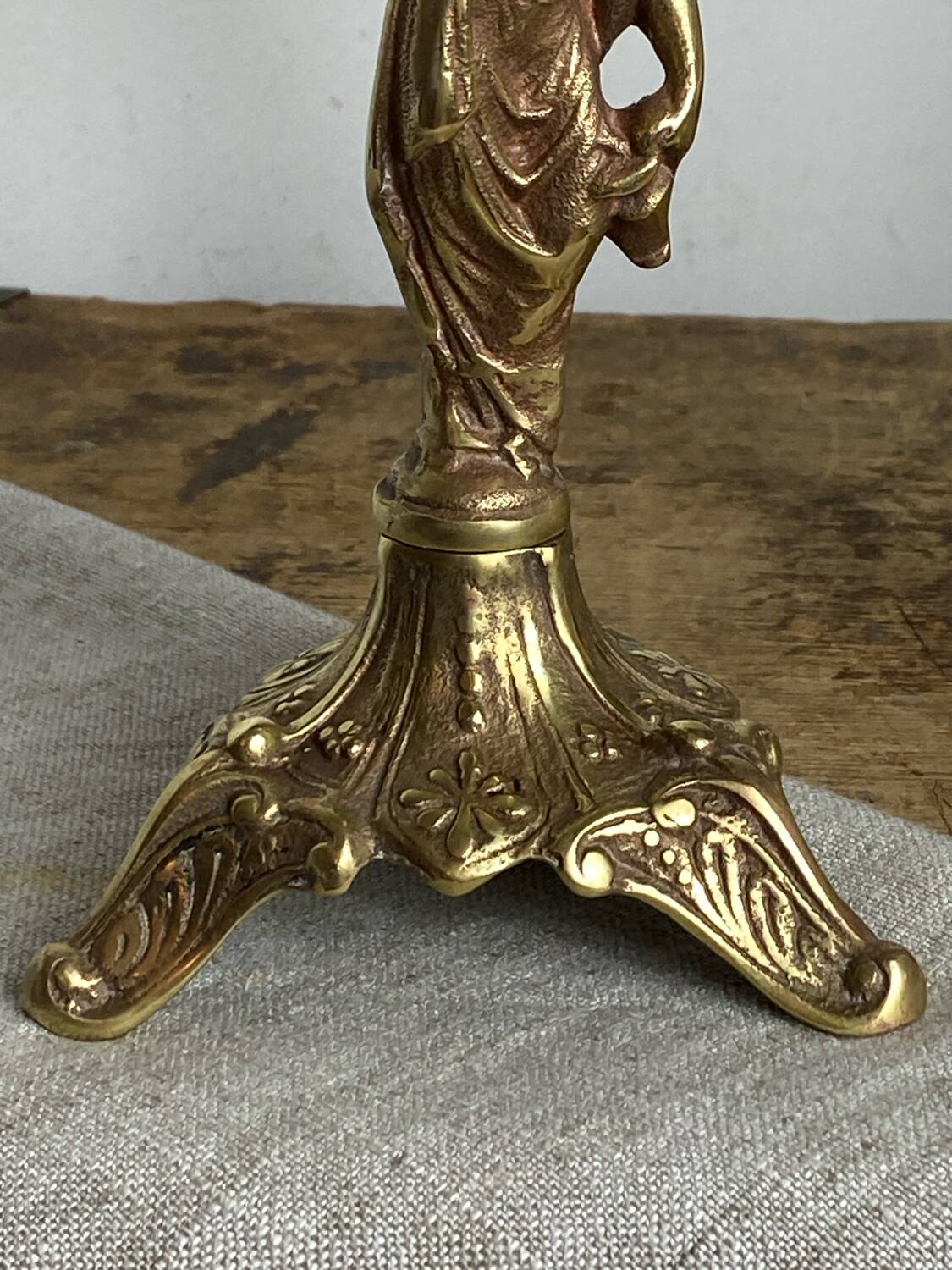 Paire de bougeoirs en bronze, porteuses d’eau