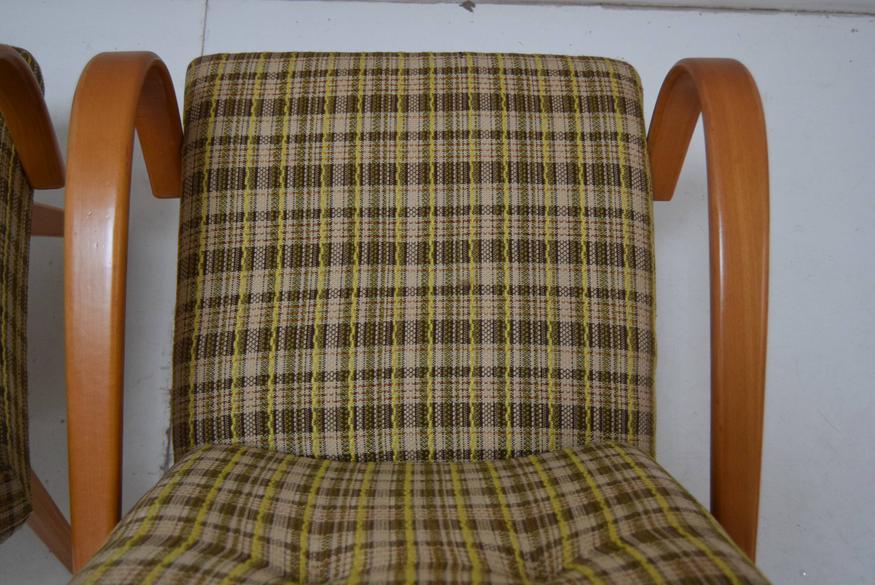 Set of two armchairs by Jaroslav Šmídek for TON, 1960s.