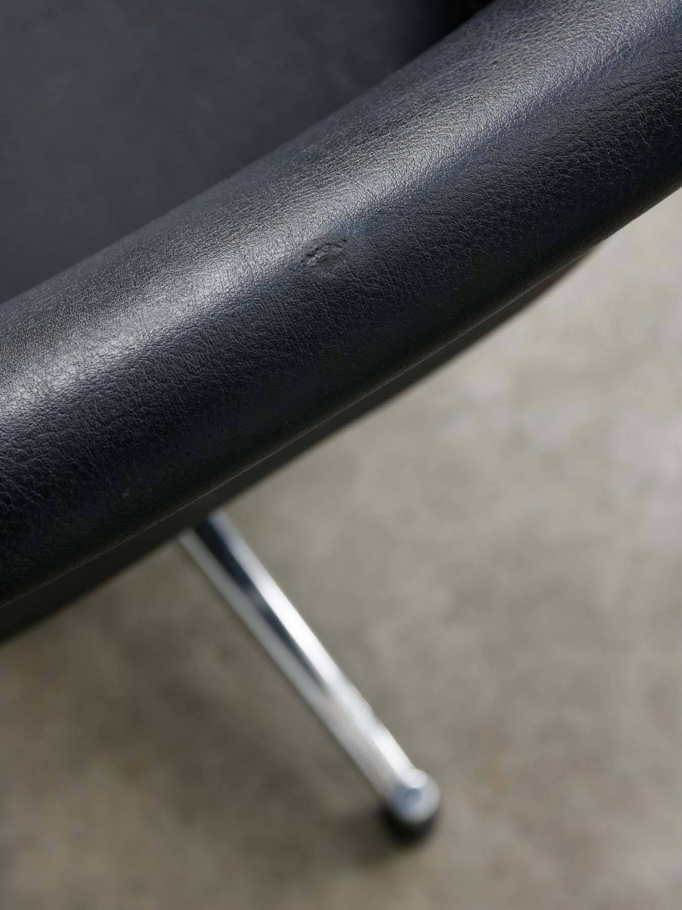 Chaise pivotante vintage en simili cuir noir et chrome, années 70