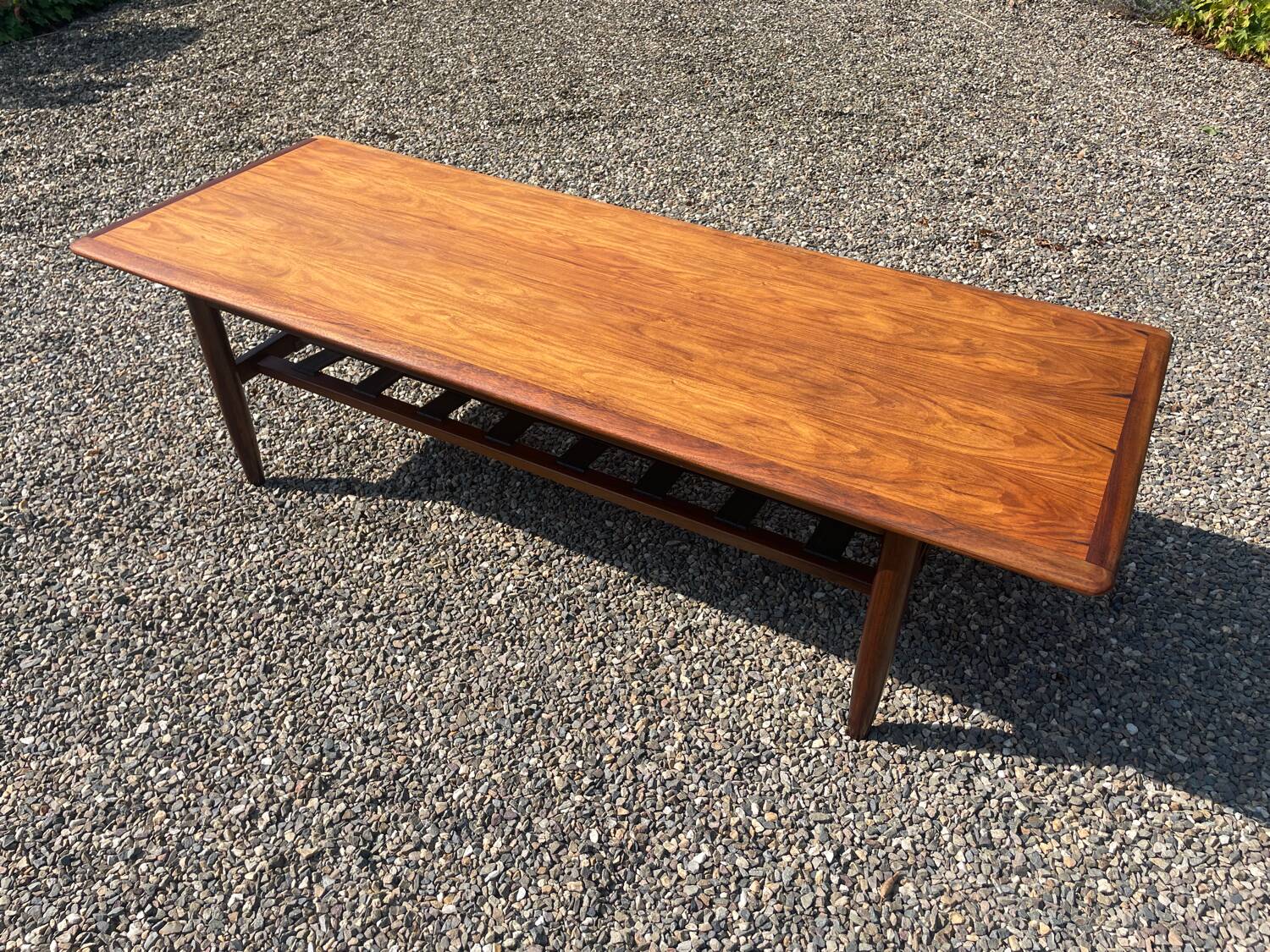 Table en palissandre Topform. Table basse vintage. Sangles en cuir