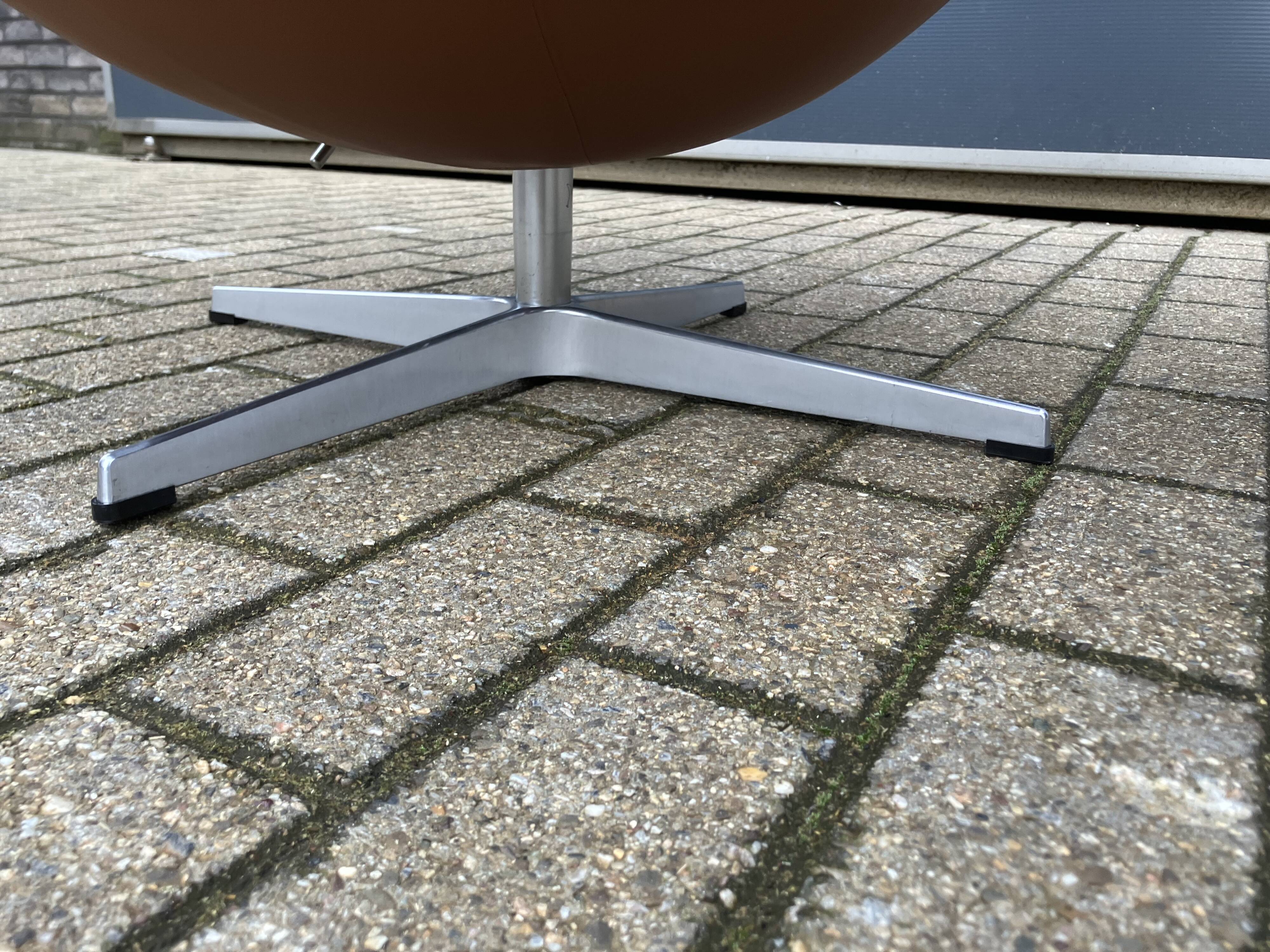 2x Fritz Hansen Egg chair by Arne Jacobsen in Cognac leather, new condition!