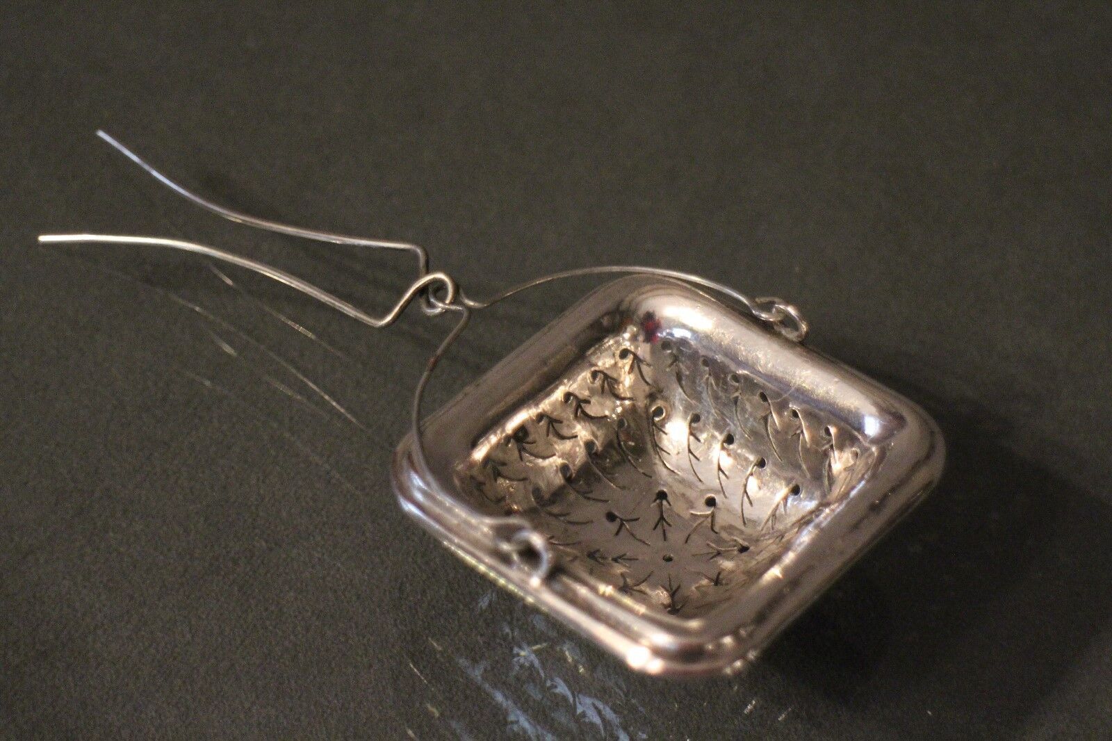 Silver metal tea grommet of square section