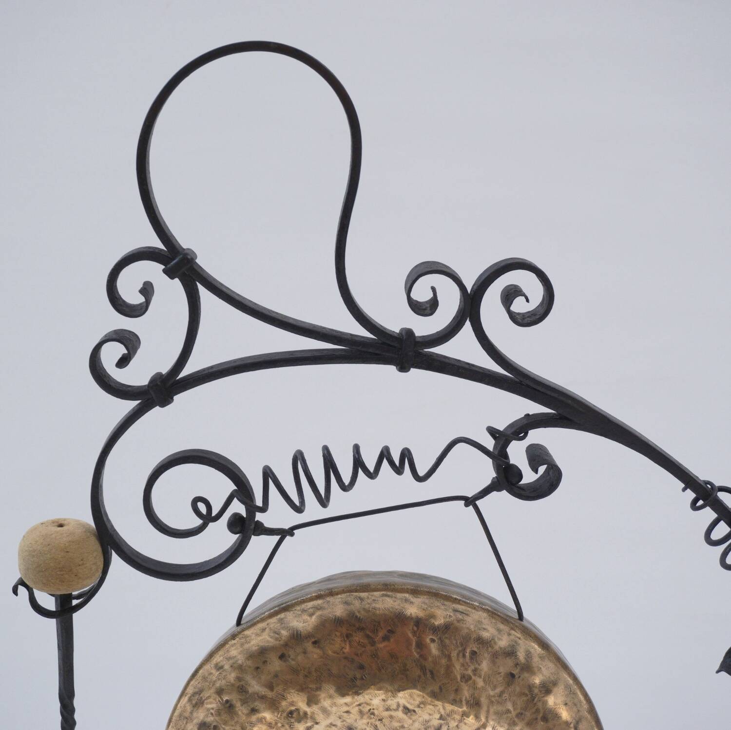 Gong antique géant Arts & Crafts, fer forgé et laiton, style Townshends, années 1890 environ, anglais