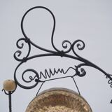 Gong antique géant Arts & Crafts, fer forgé et laiton, style Townshends, années 1890 environ, anglais