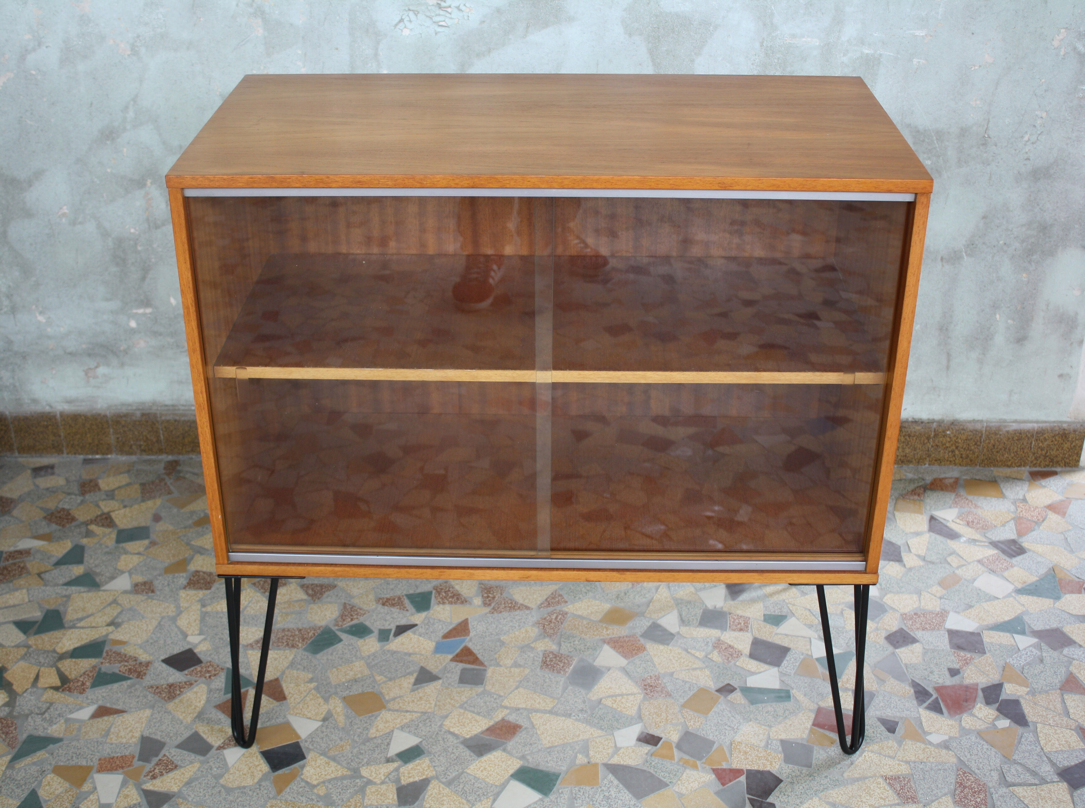 Showcase storage teak vintage 1960 with hairpin legs