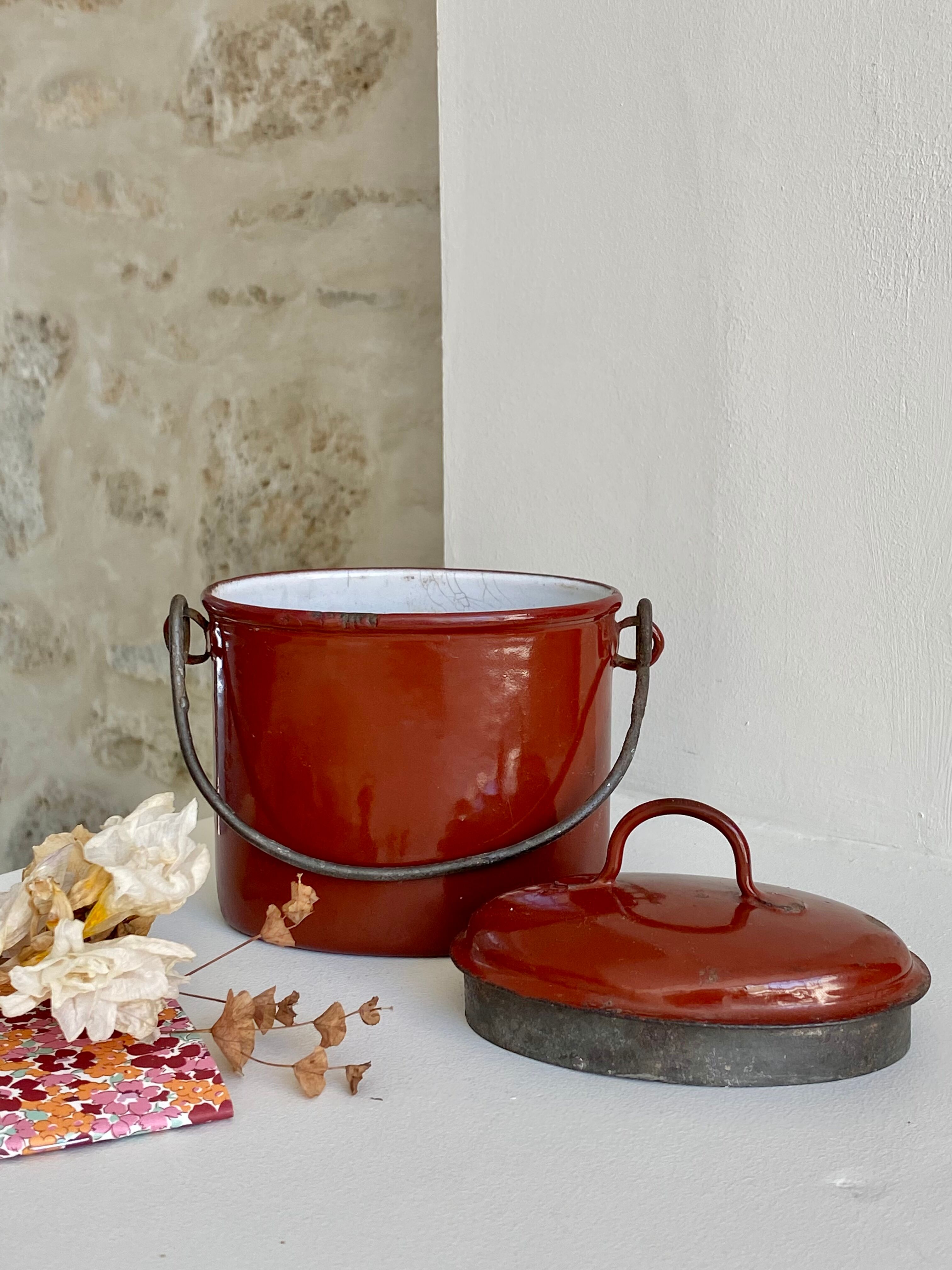 Enamelled sheet metal canteen