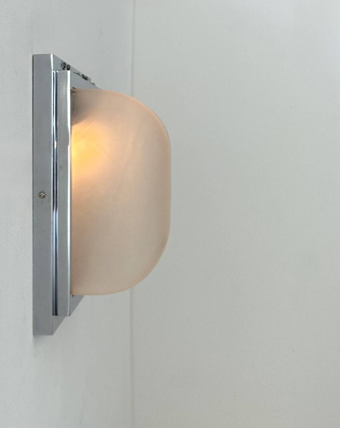 Modernist wall lamp, chrome-plated metal and sandblasted glass, France 1930