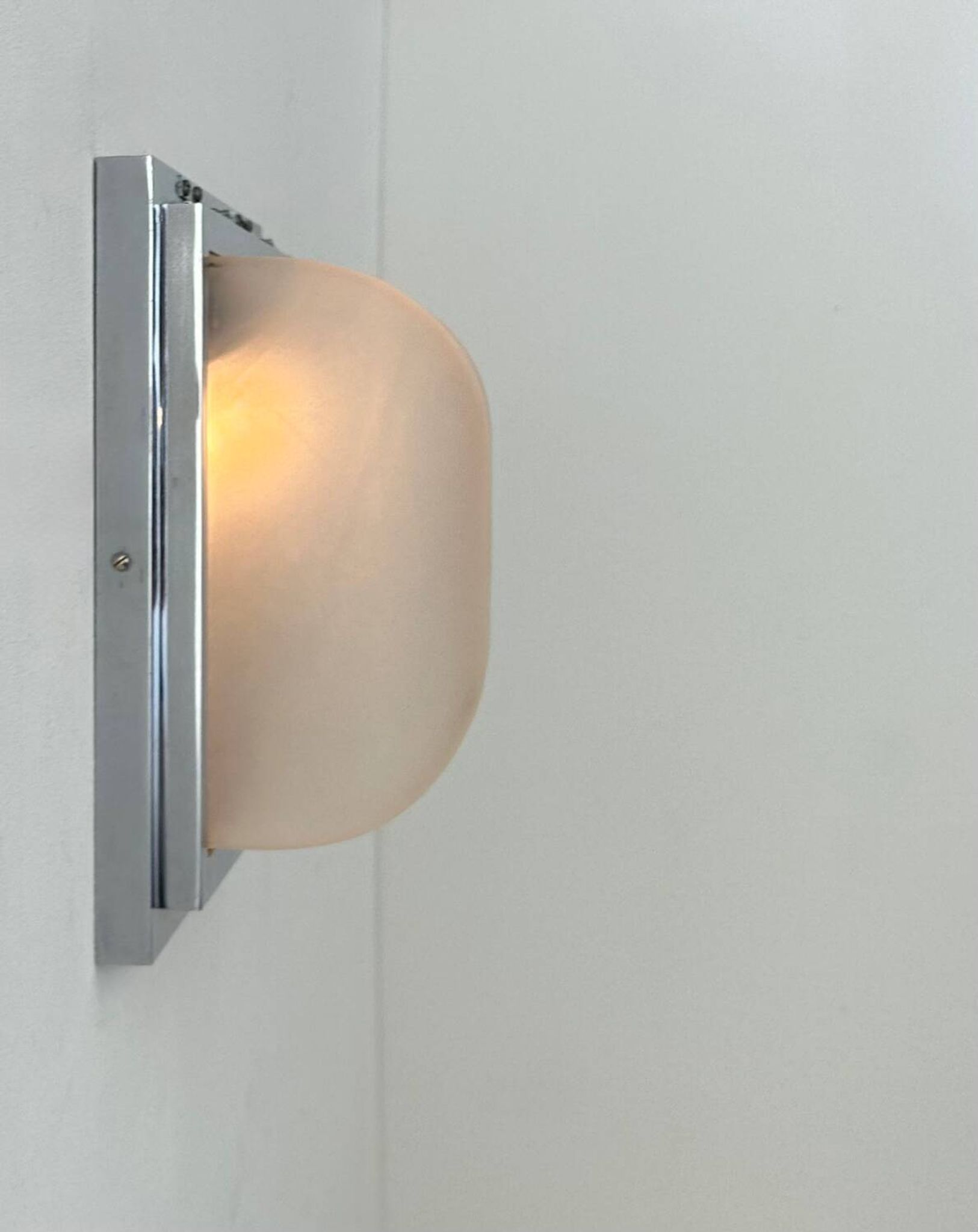 Modernist wall lamp, chrome-plated metal and sandblasted glass, France 1930