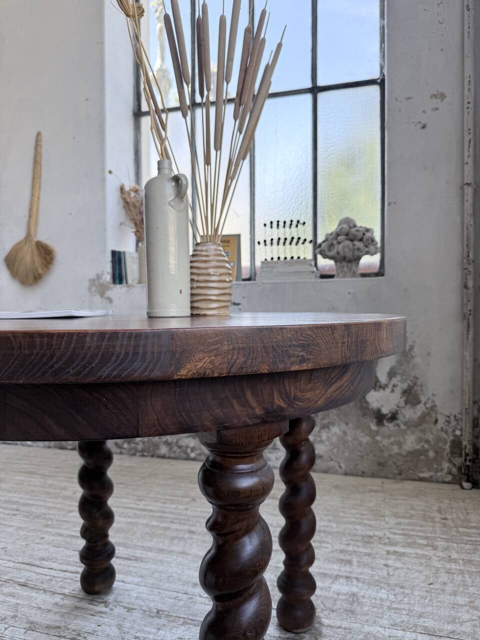 Table 1900 walnut round turned legs