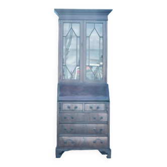 Scriban chest of drawers forming showcase
