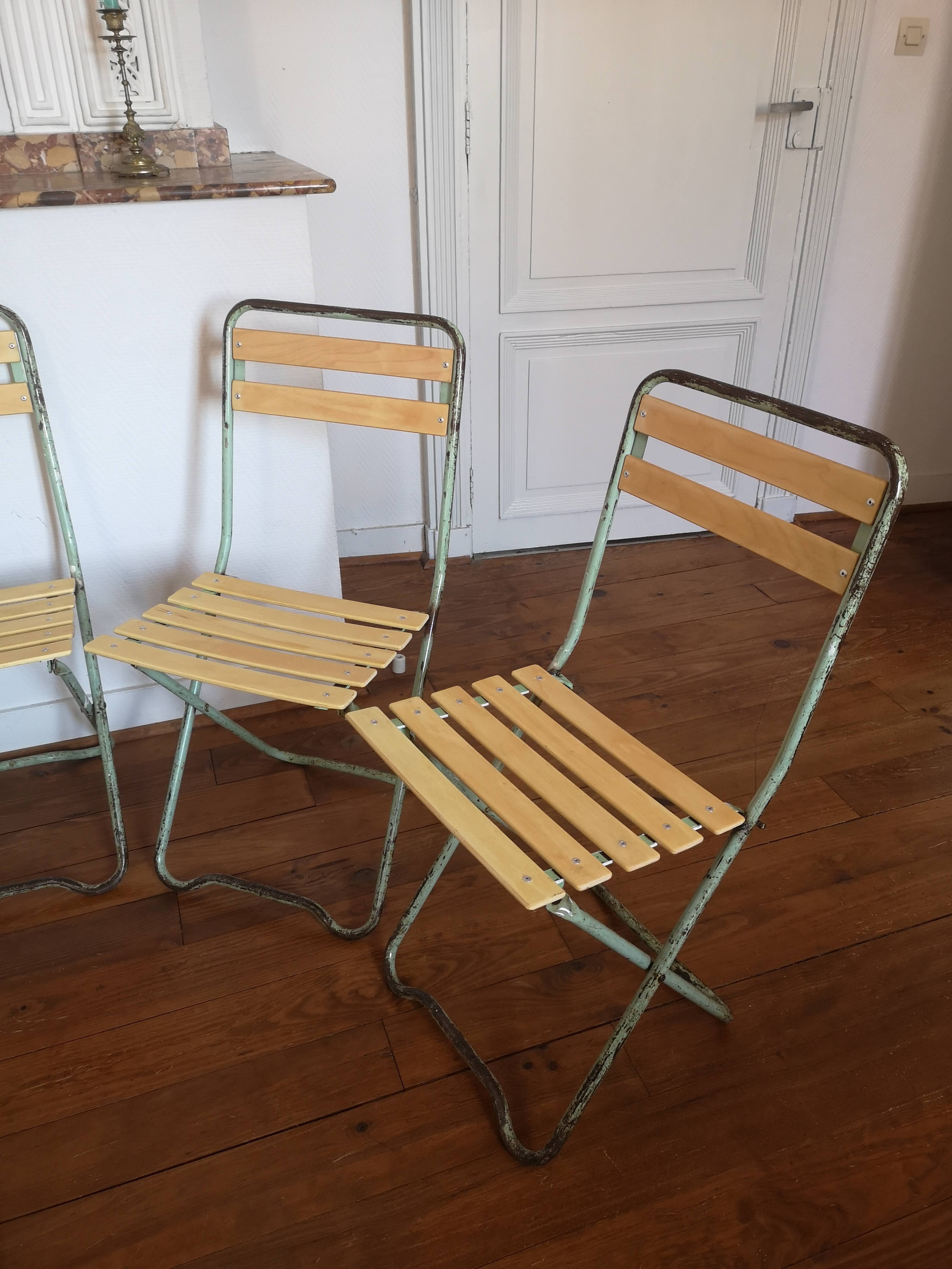 Set of 6 green folding chairs