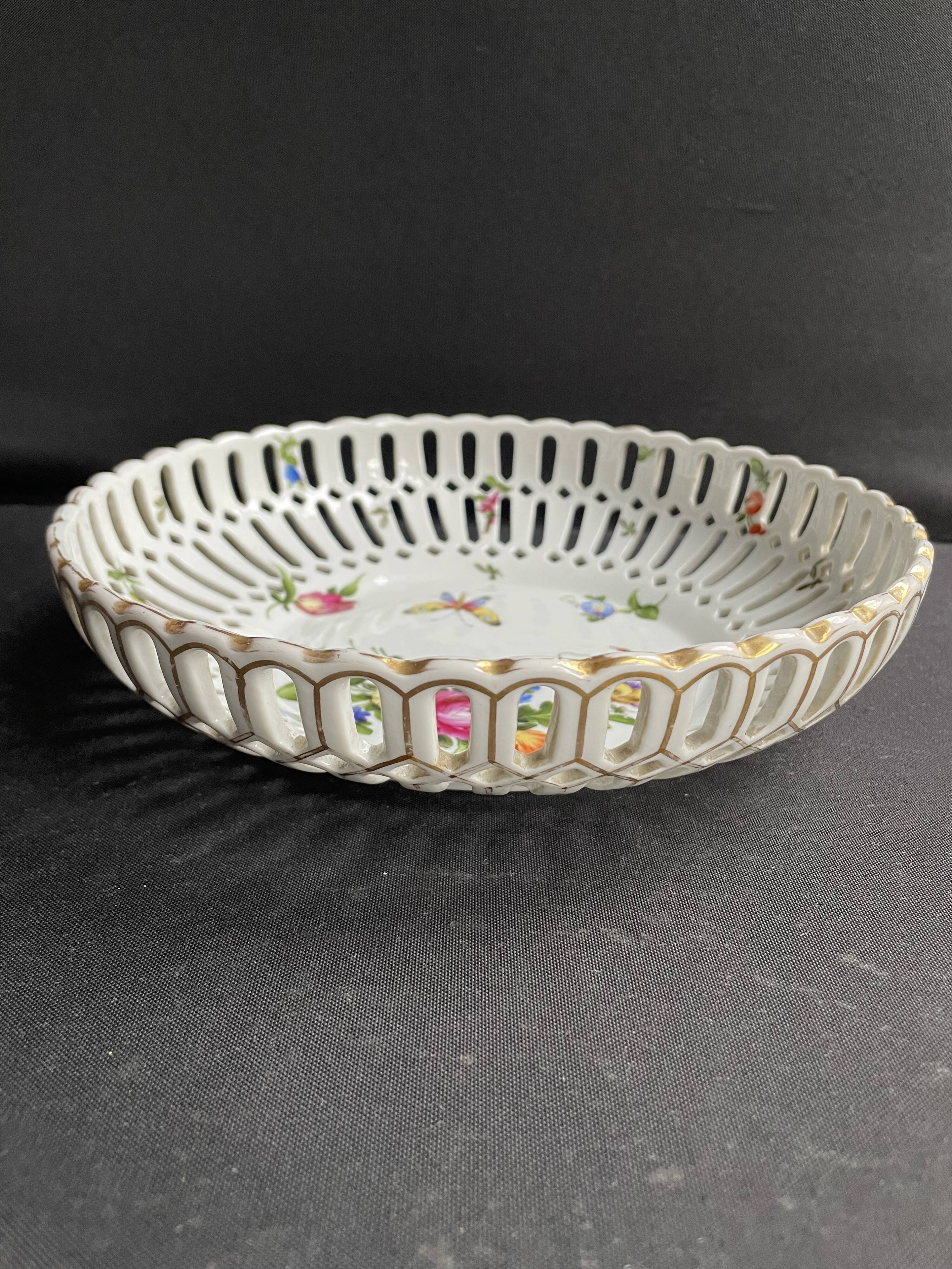 Openwork porcelain bowl with hand decoration – Von Schierholz manufactory in Plaue