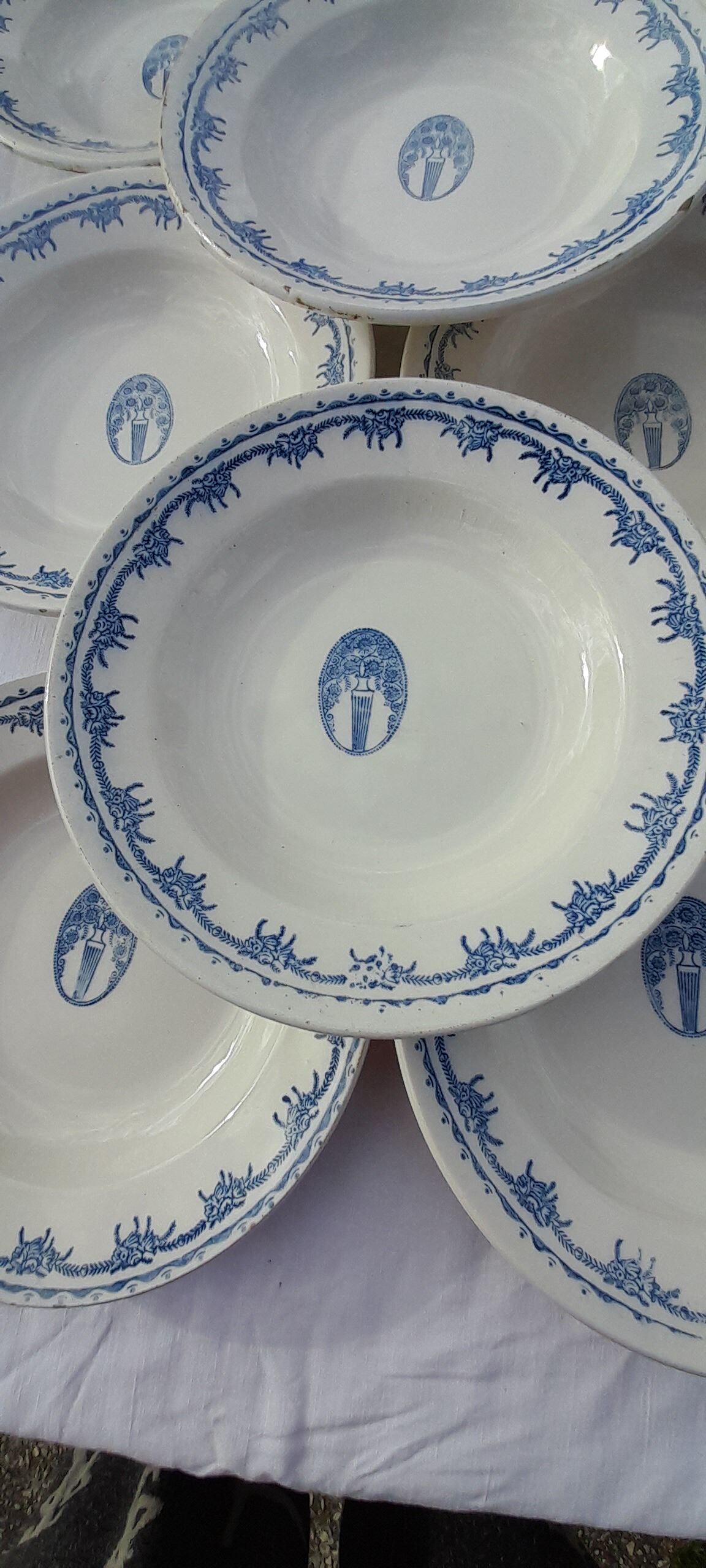 8 hollow plates in F J earthenware with frieze and central bouquet