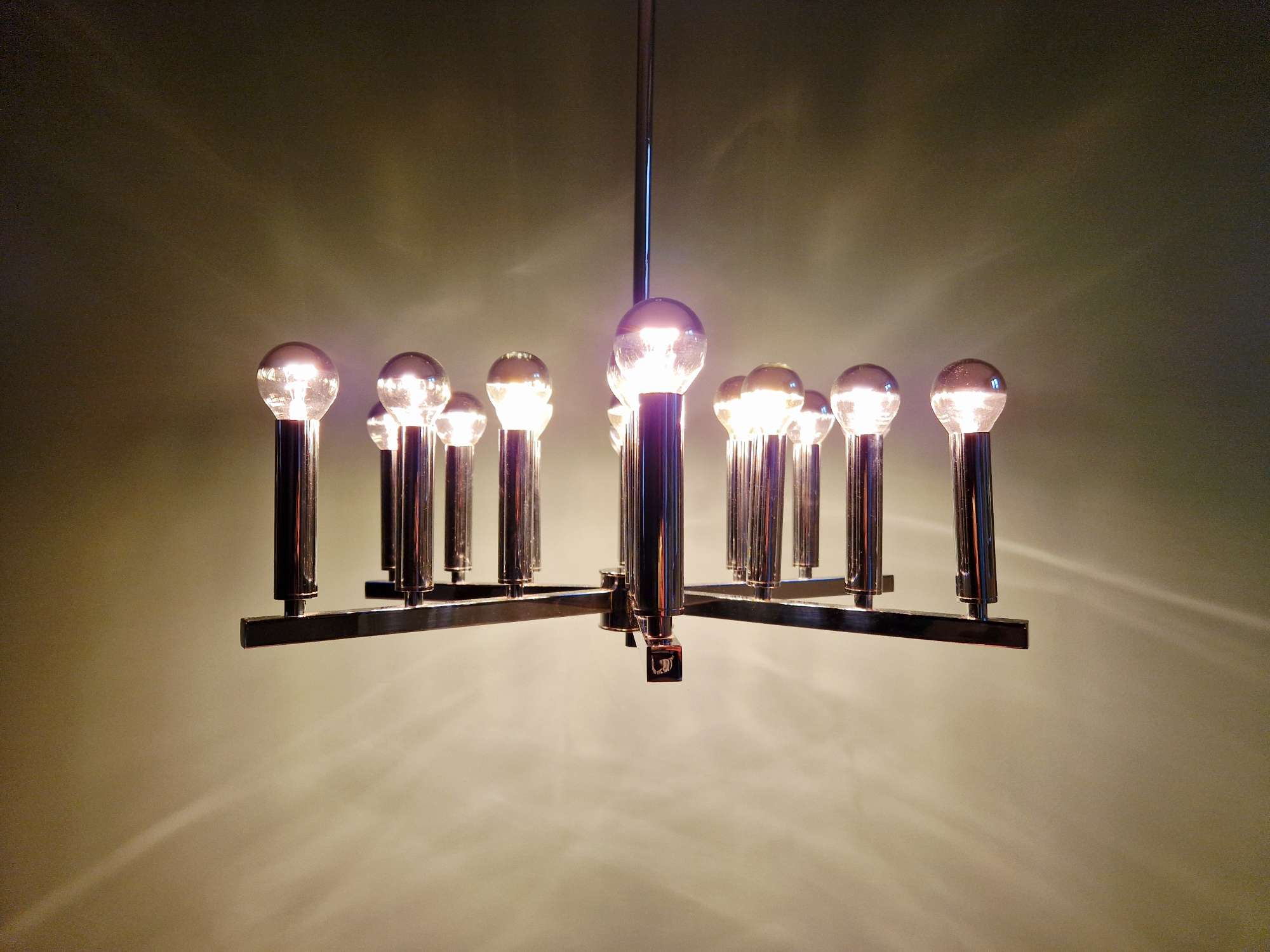 Chrome metal Space Age chandelier, 18 light points, 1970.
