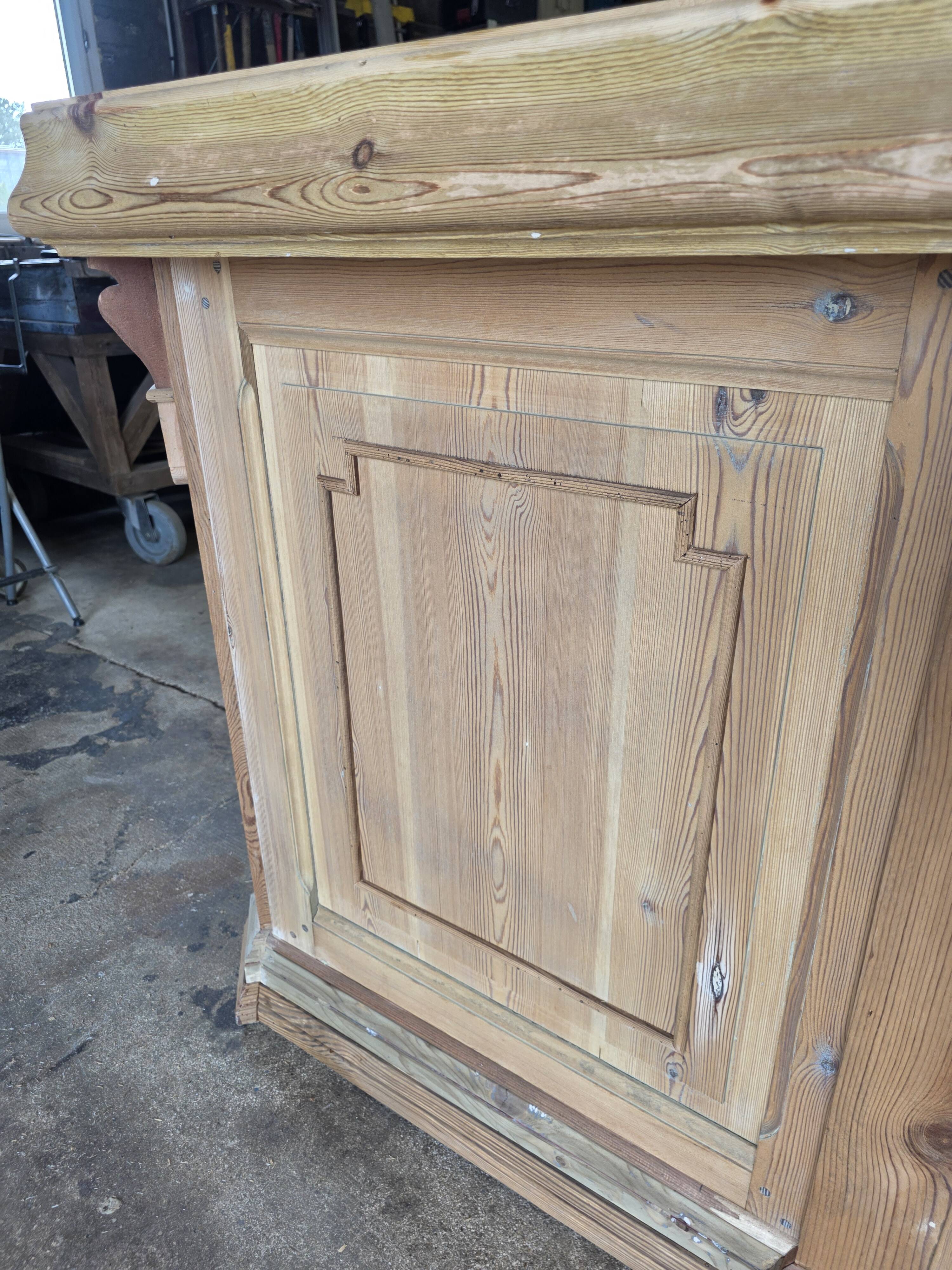 Bistro counter with a Hungarian point design.