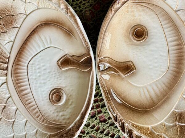 Lot de  6 assiettes plates en faïence beige, vers 1970, Sarreguemines, France