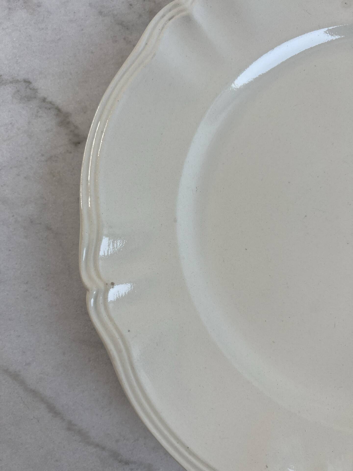 Sarreguemines Digoin — Ivory presentation plate, scalloped edge