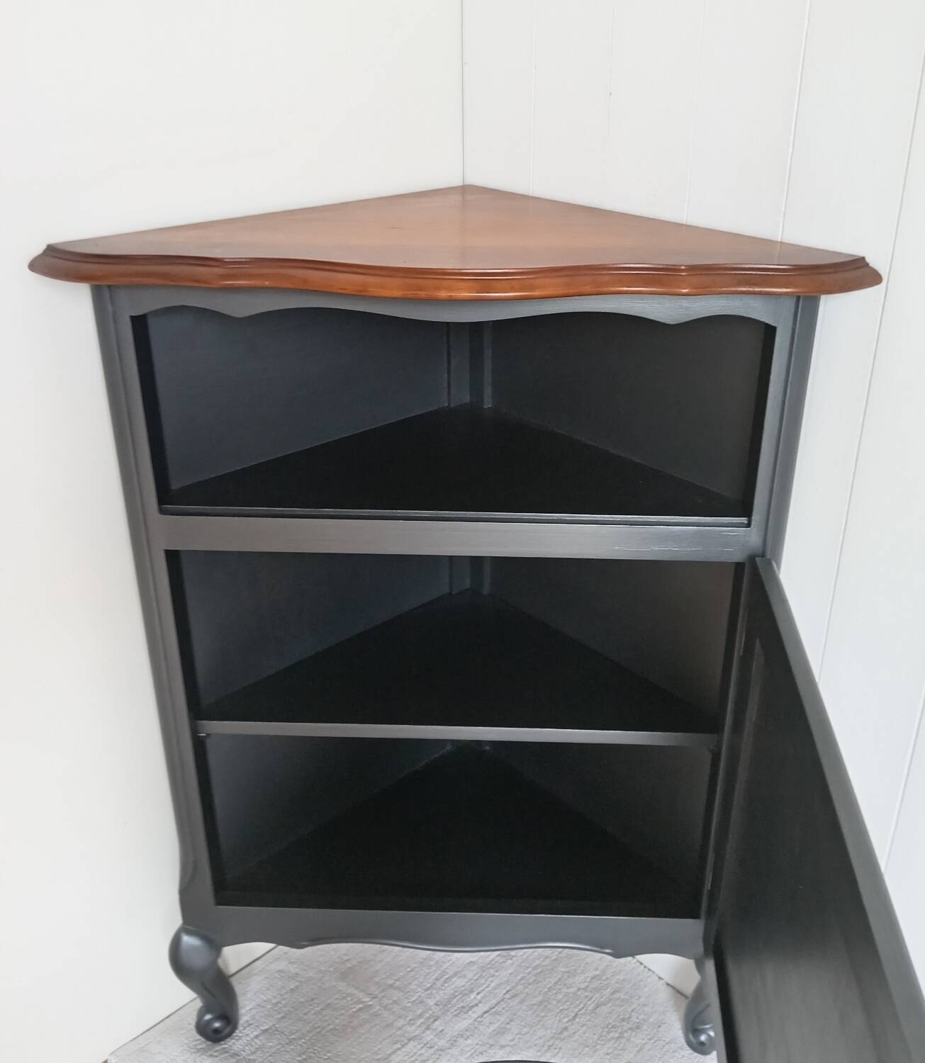 Corner cabinet