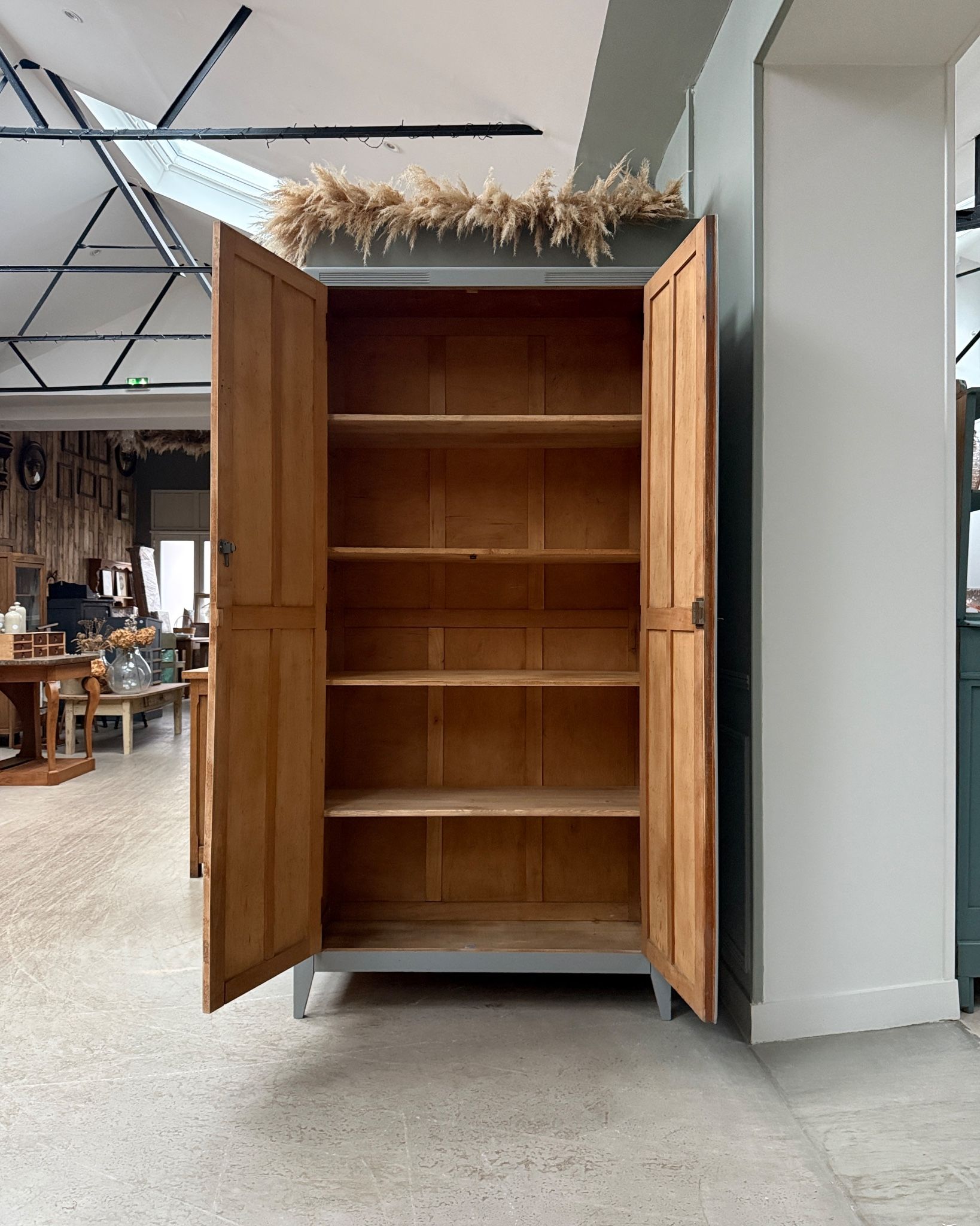 Armoire parisienne grise (rénovée)