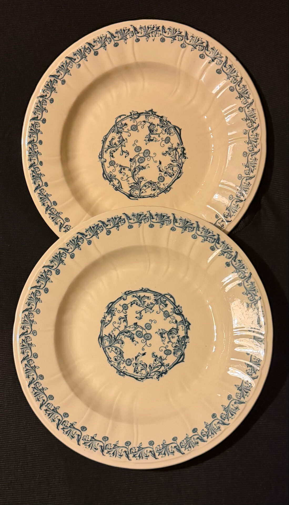 Large royal blue plate made of earthenware from 1875 Gien.