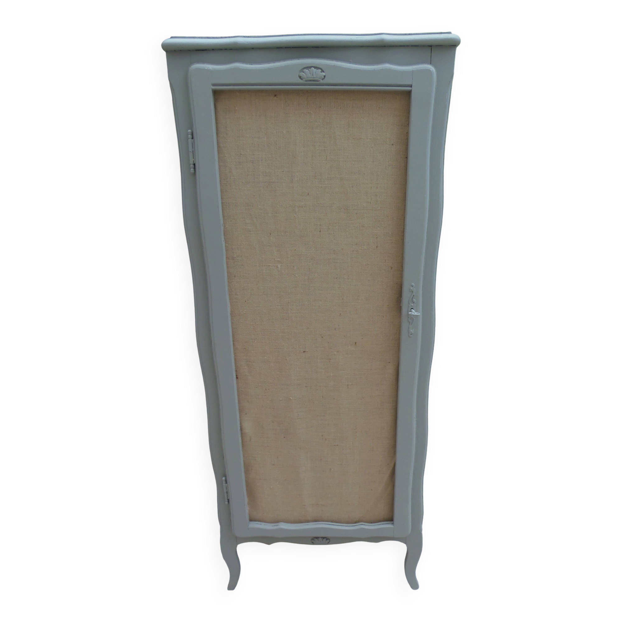 Armoire vintage réenchantée en vert de gris.
