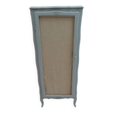 Armoire vintage réenchantée en vert de gris.