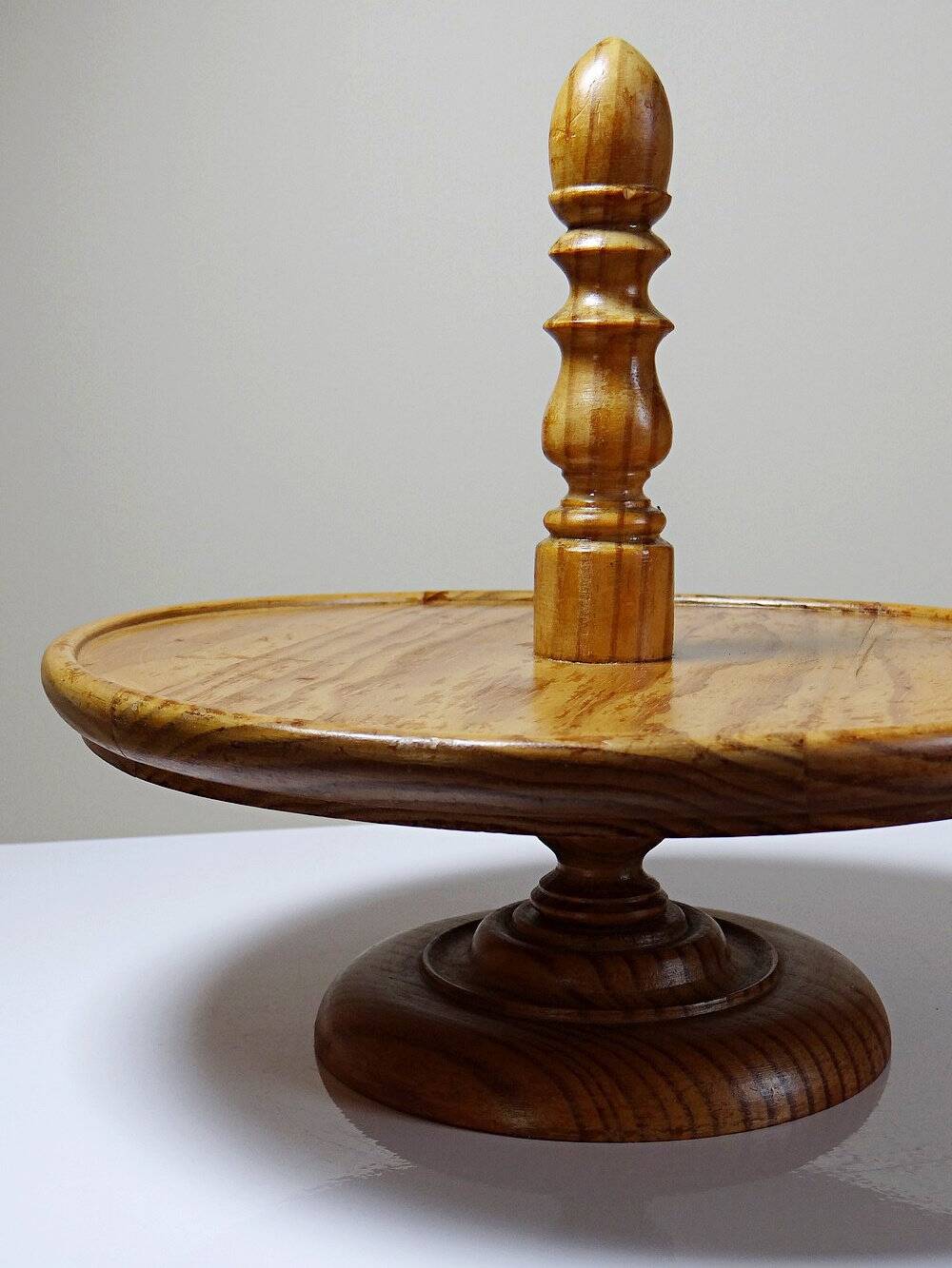 Grand présentoir à fromage en bois de pin tourné artisanal, vintage années 70-80