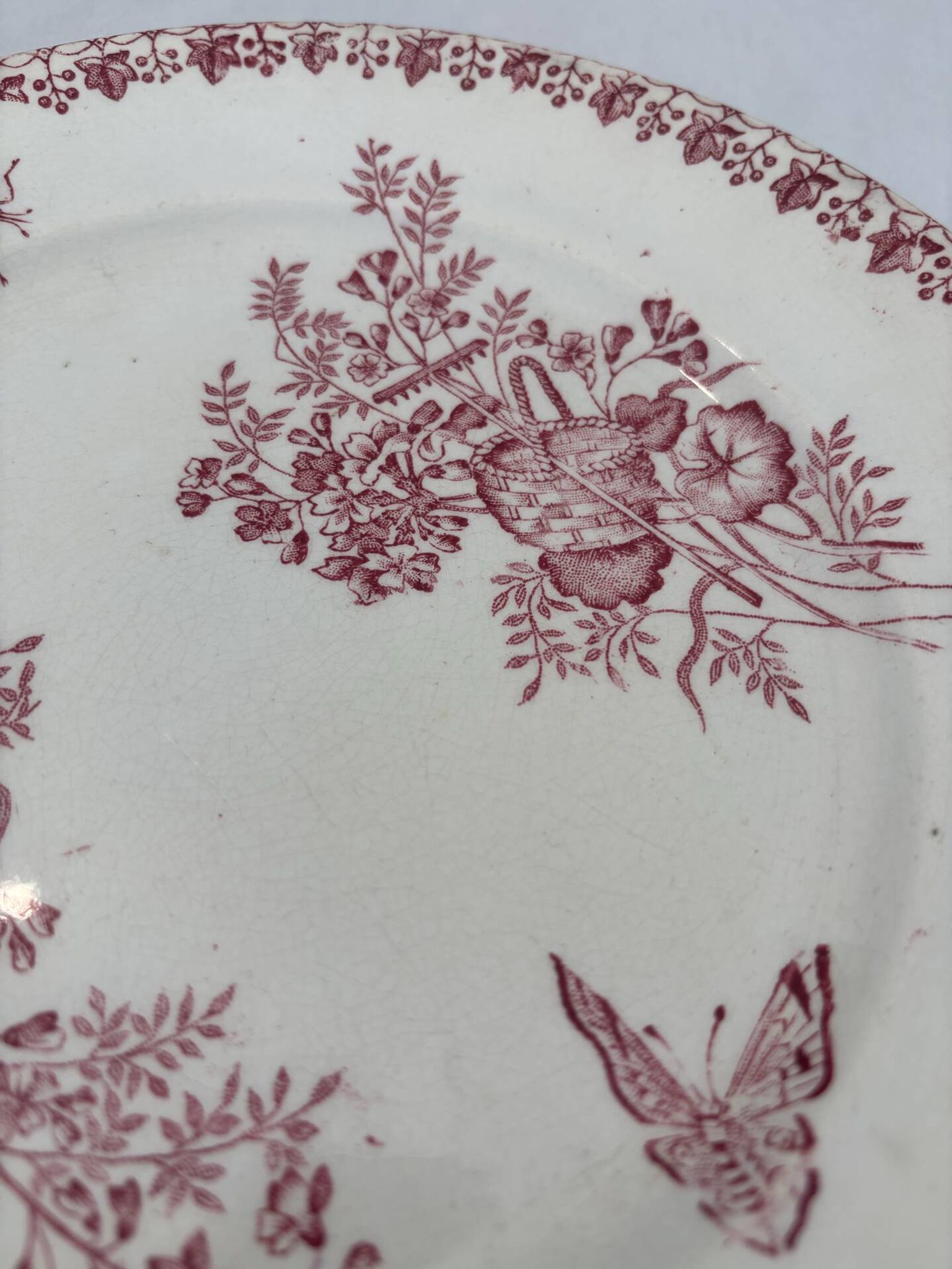 Assiette plate ancienne terre de fer rose Onnaing | Faïence française