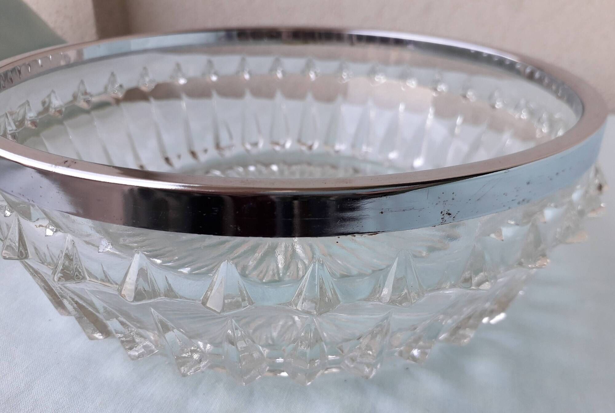 Bowl or glass dish with a metal rim