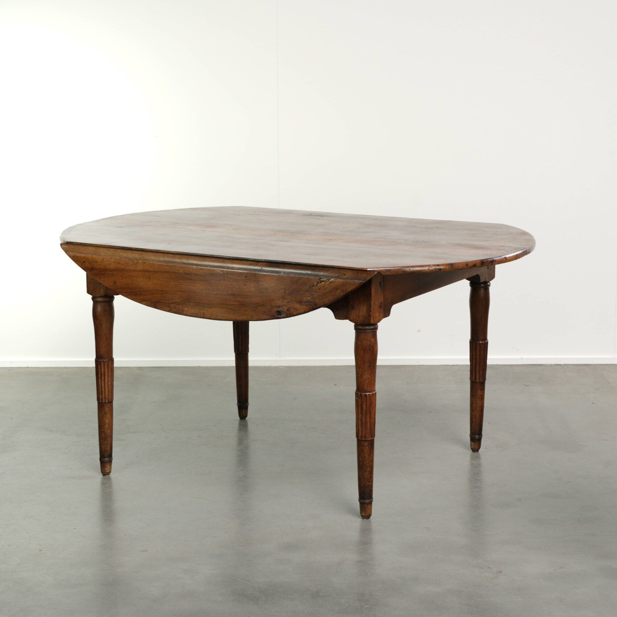 Table de ferme antique française ovale/ronde du 19ème siècle