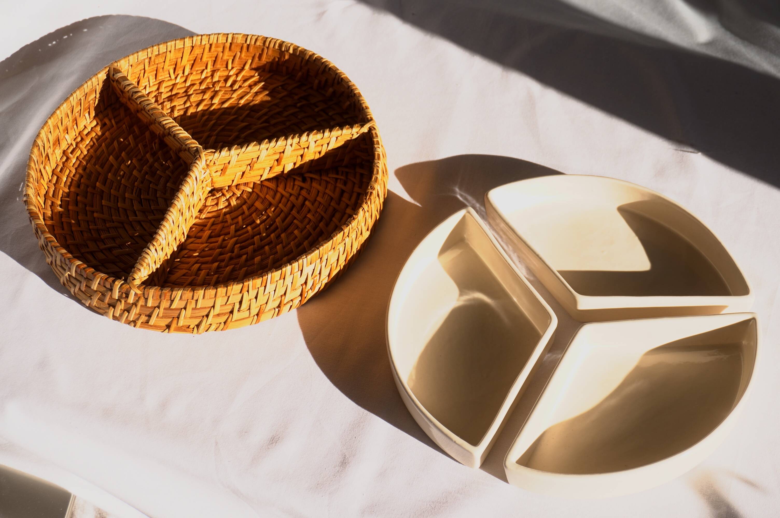 Compartment dish for appetizers, made of porcelain with a wicker support.