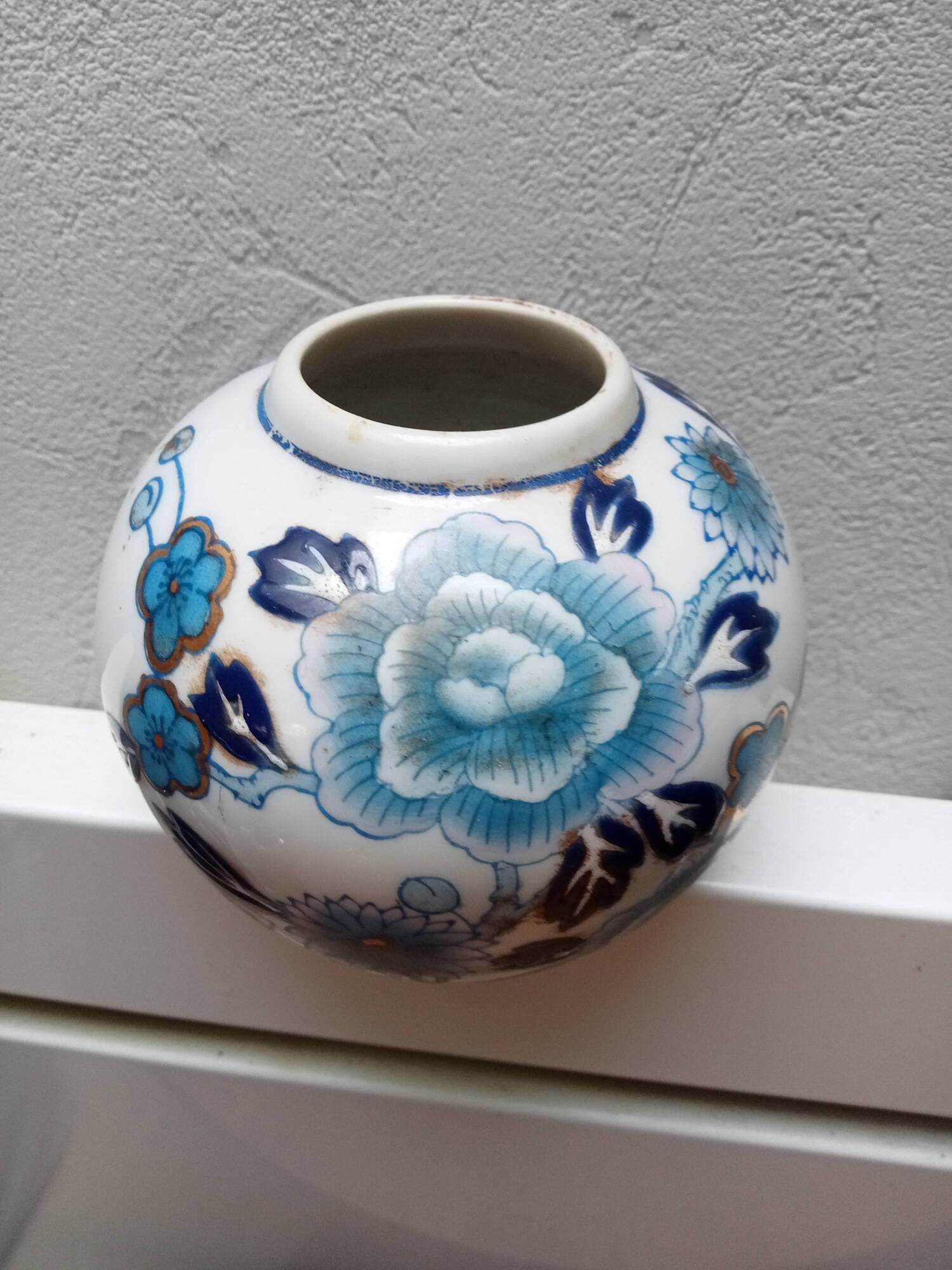 round porcelain vase from China, 19th century, glazed, diameter 11 cm, height 10 cm