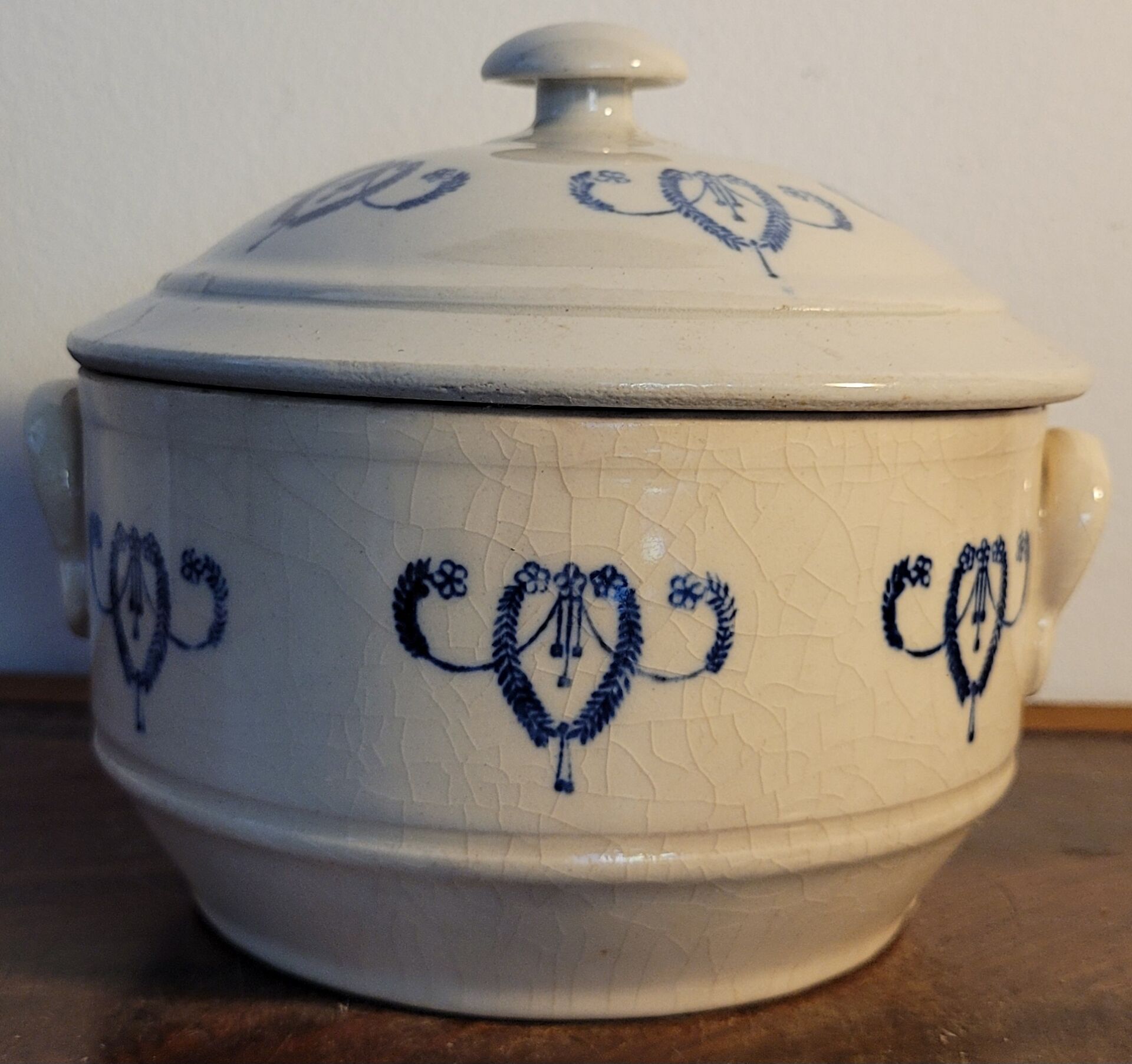 Bouillon/soup tureen/vegetable dish St Uze (ironstone) late 19th century