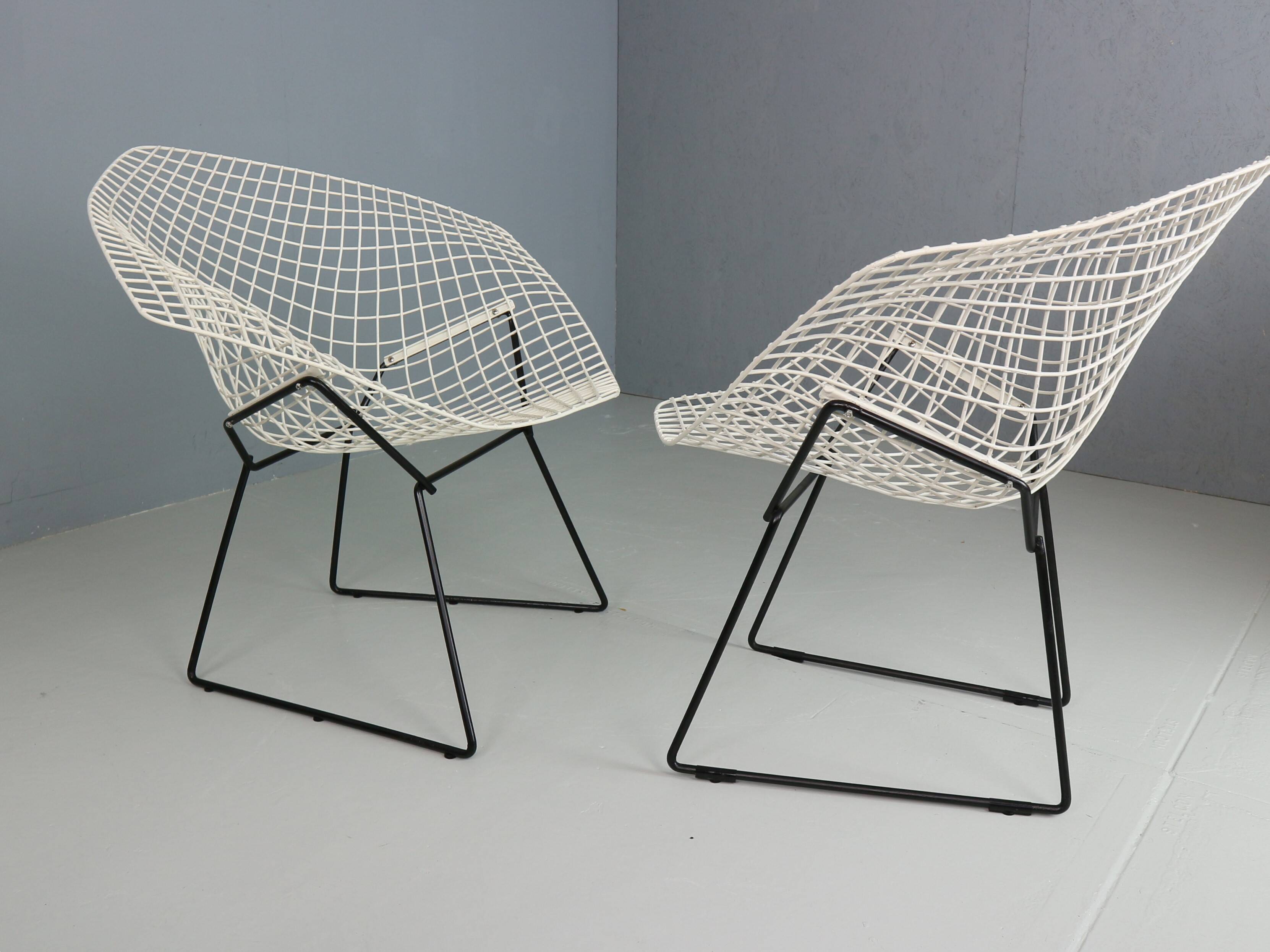 Set of two Diamond chair by Harry Bertoia in white & black metal. 1960s