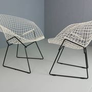 Set of two Diamond chair by Harry Bertoia in white & black metal. 1960s