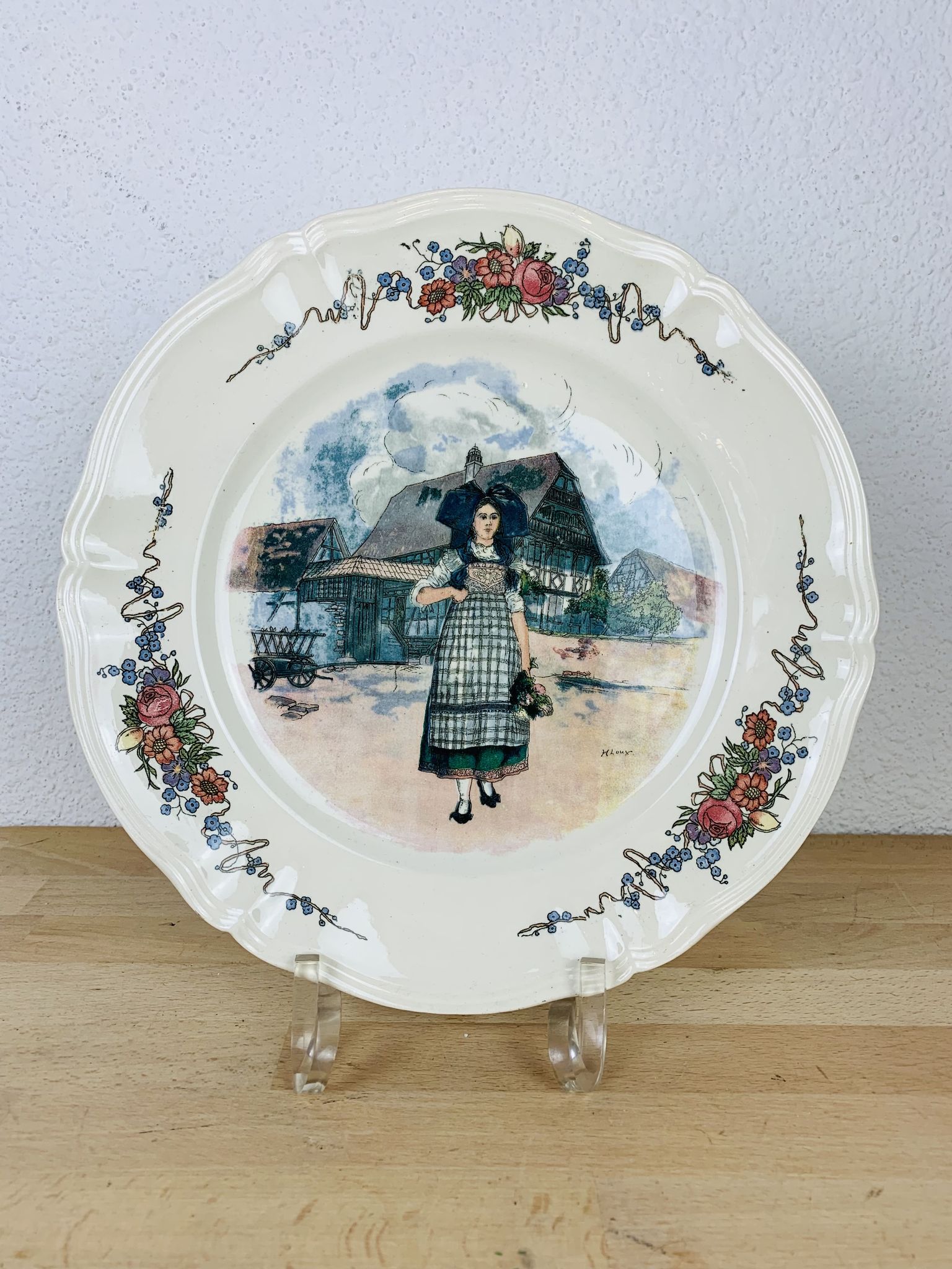 Round obernai dish in Sarreguemines earthenware, signed Loux