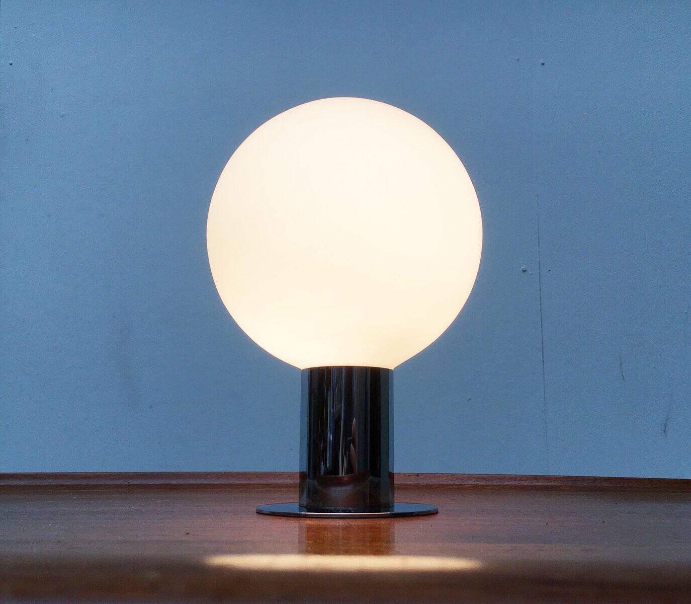 Lampe de table en chrome et verre de l'ère spatiale du milieu du siècle