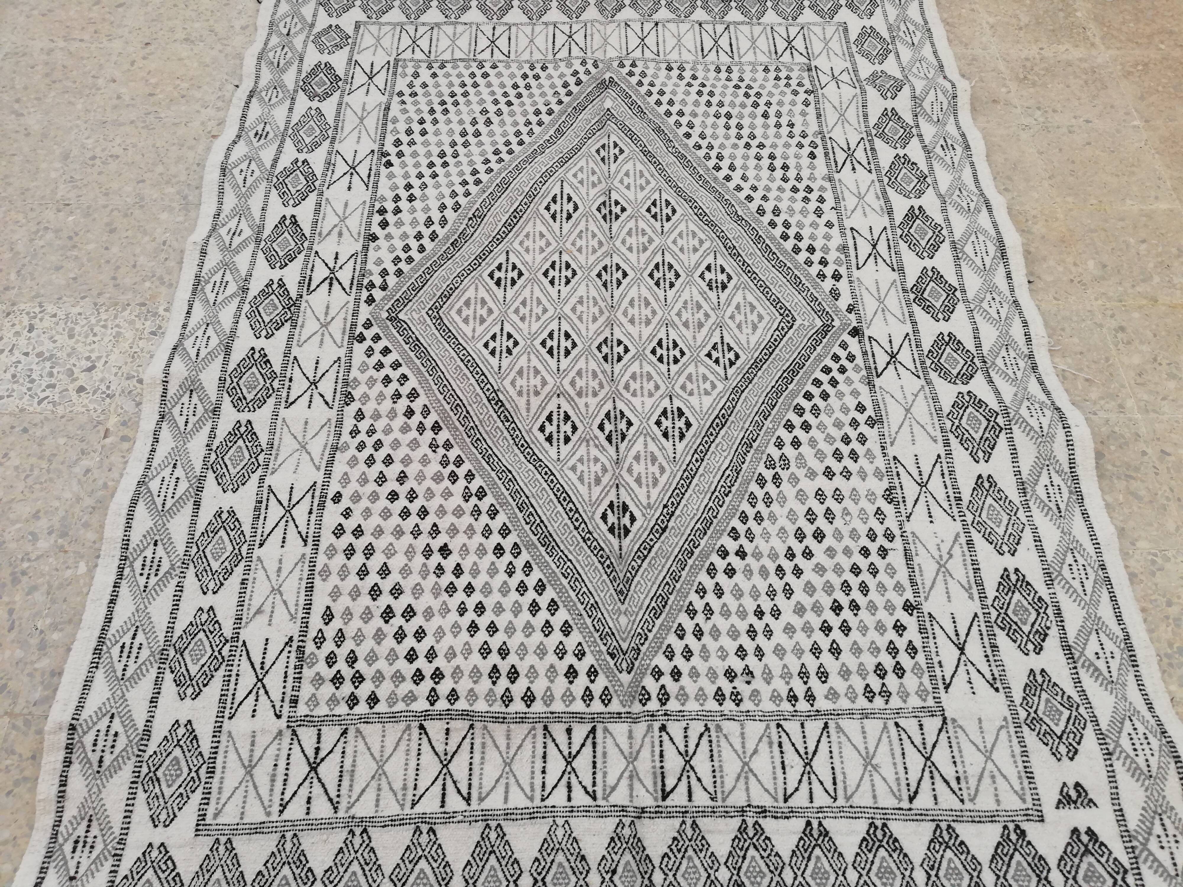 Moroccan berber carpet made of wool 255x160cm