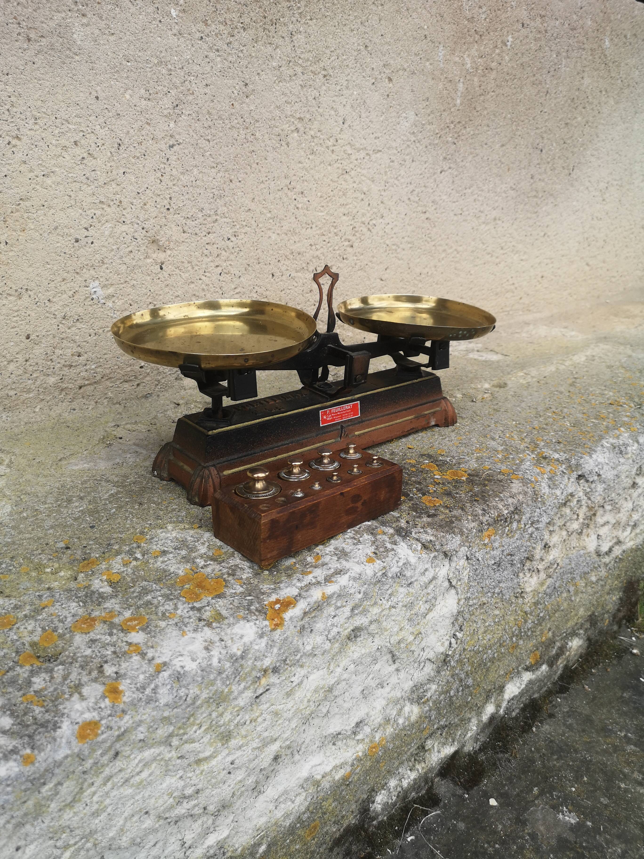 Roberval balance with weight