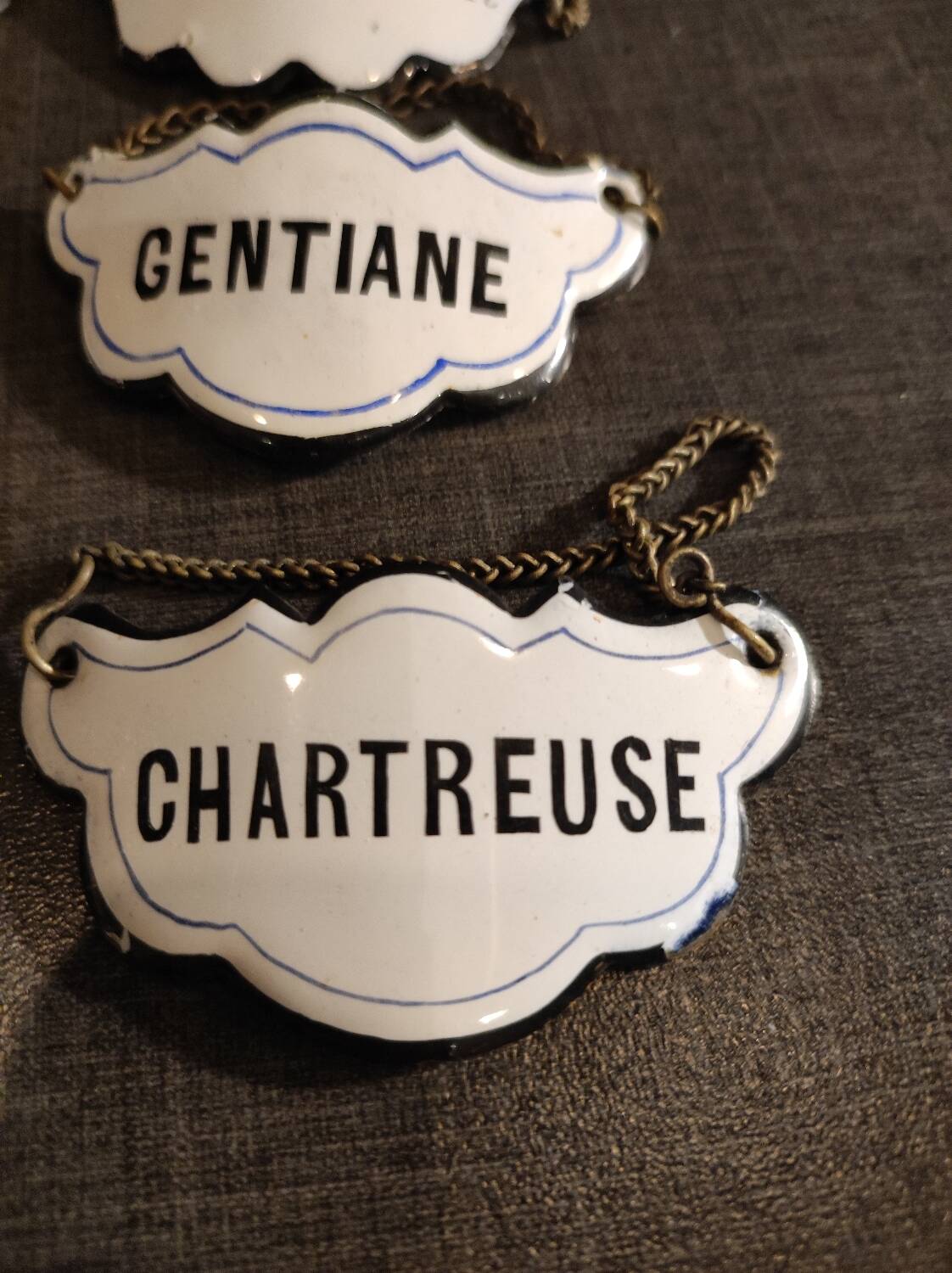 Enameled plates for bottles