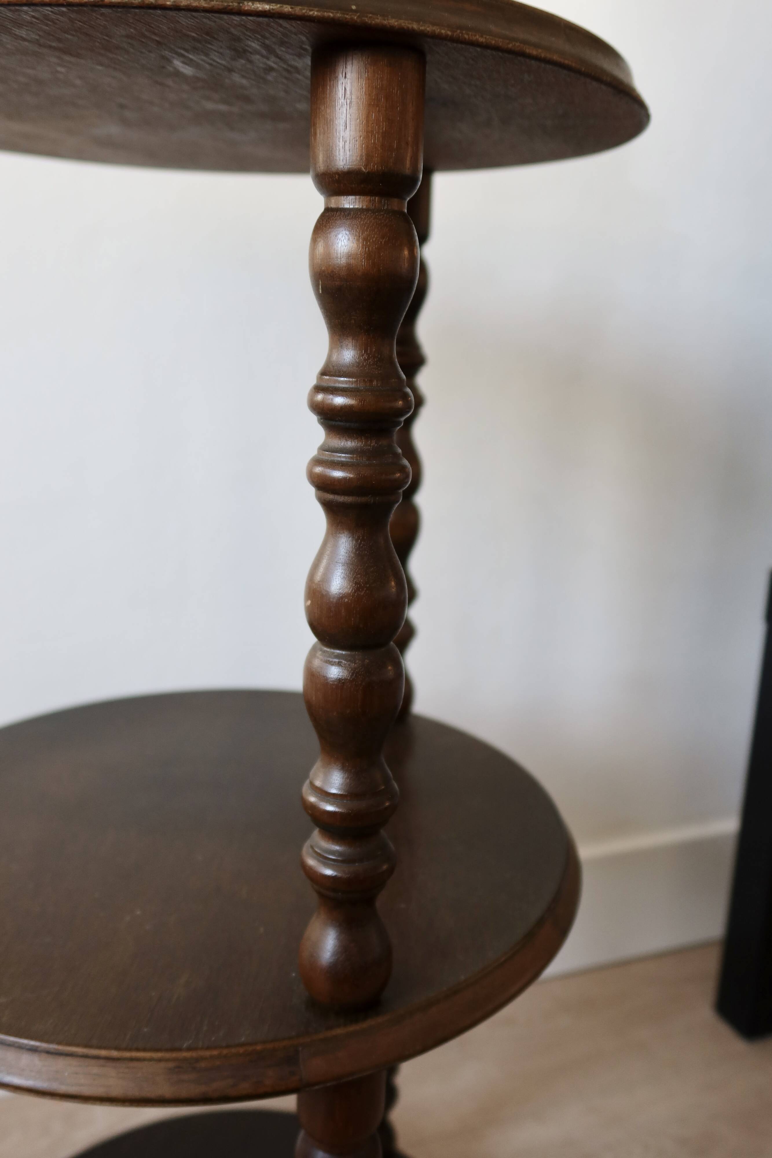 Table d’appoint vintage en bois tourné à trois niveaux meuble ancien style
