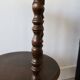 Table d’appoint vintage en bois tourné à trois niveaux meuble ancien style