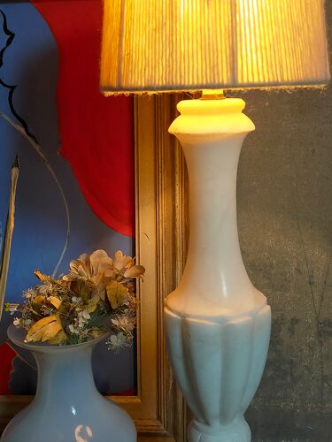 Lampe de table en albâtre, pied balustre, abat-jour en laine vierge