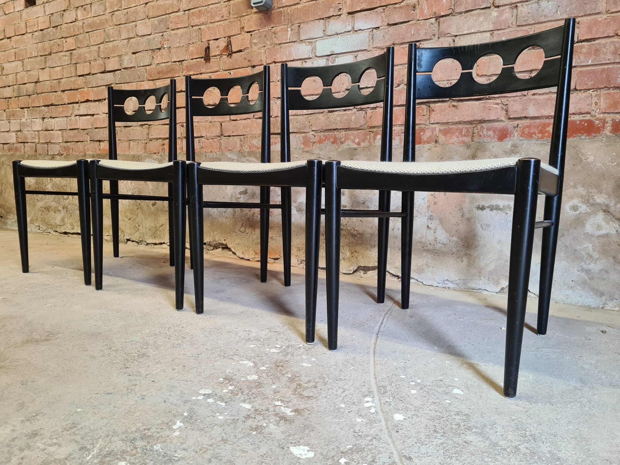 4 vintage wooden chairs 70"