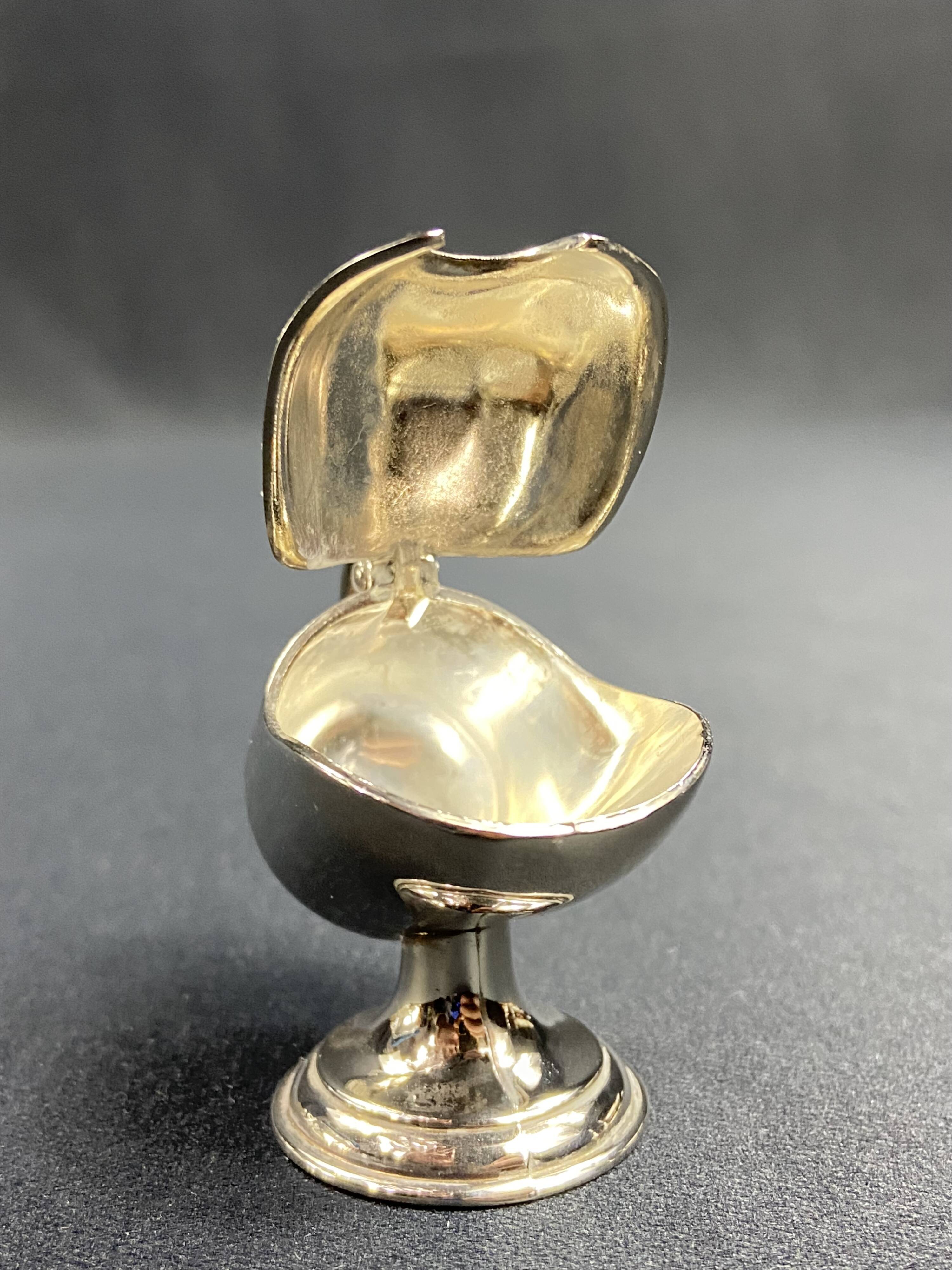 Individual ashtray with metal clasp