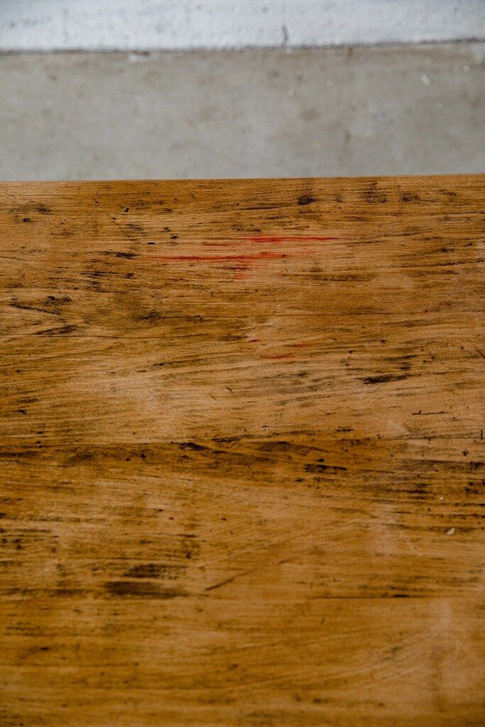 Firm table feet spindles cream