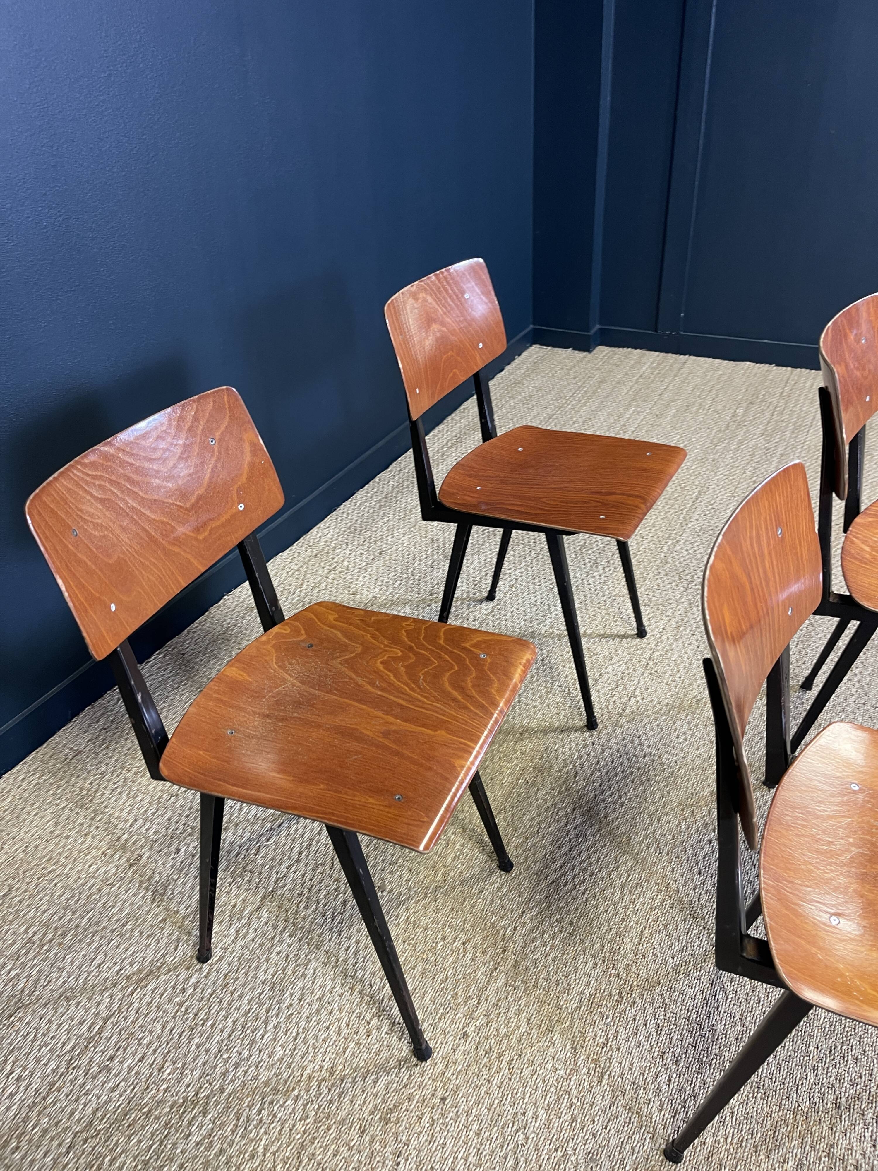 Ensemble de 4 chaises obo 60.10 bois miel pieds compas noirs
