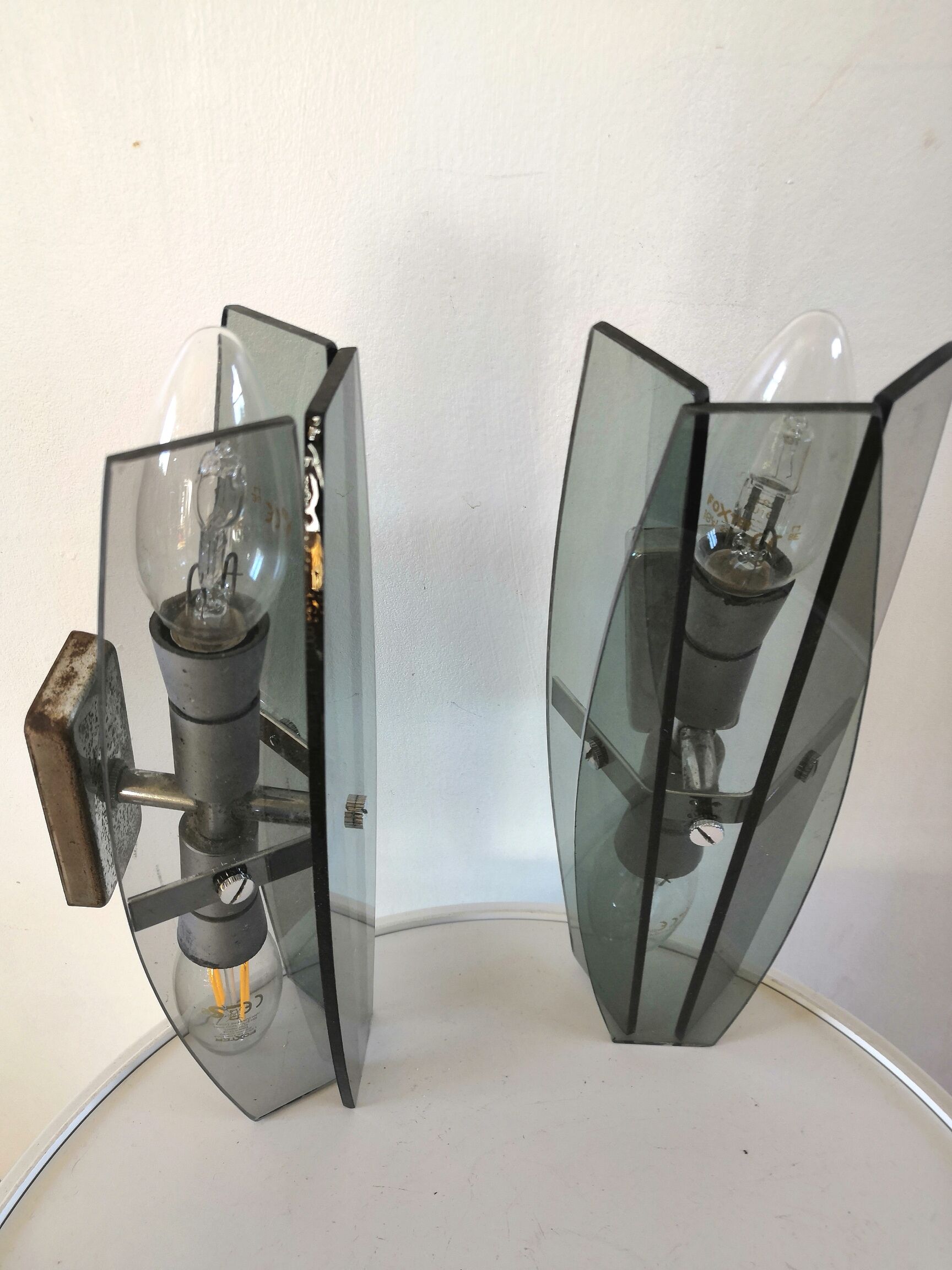 Paire d'appliques en verre bleuté design années 70