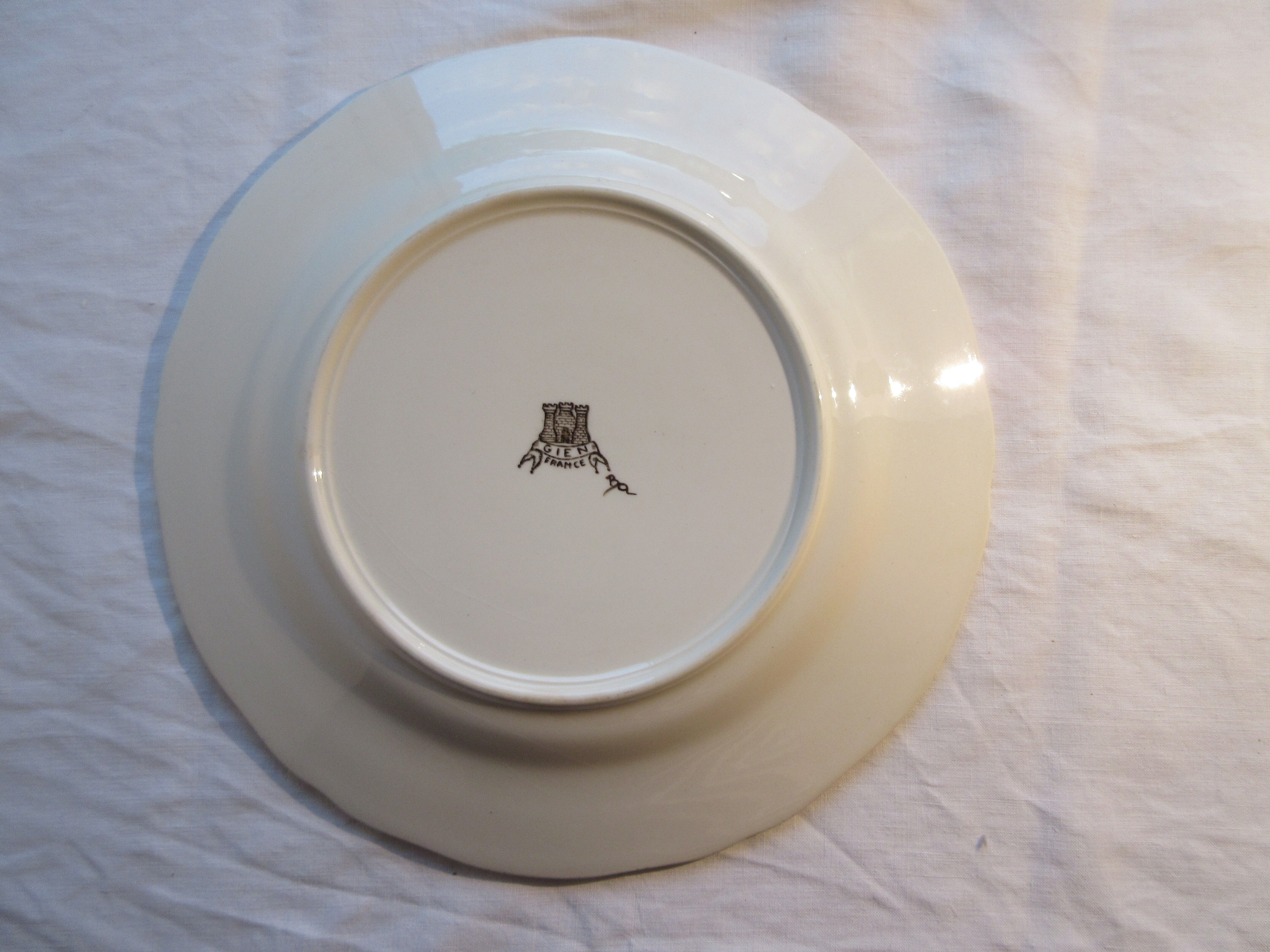 Flat plate signed Gien Rambouillet Le lièvre, 26cm