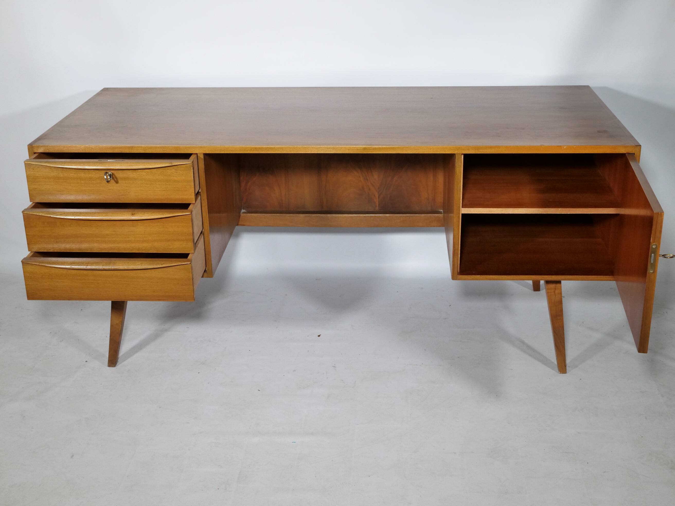 Bureau de direction en noyer, années 1960